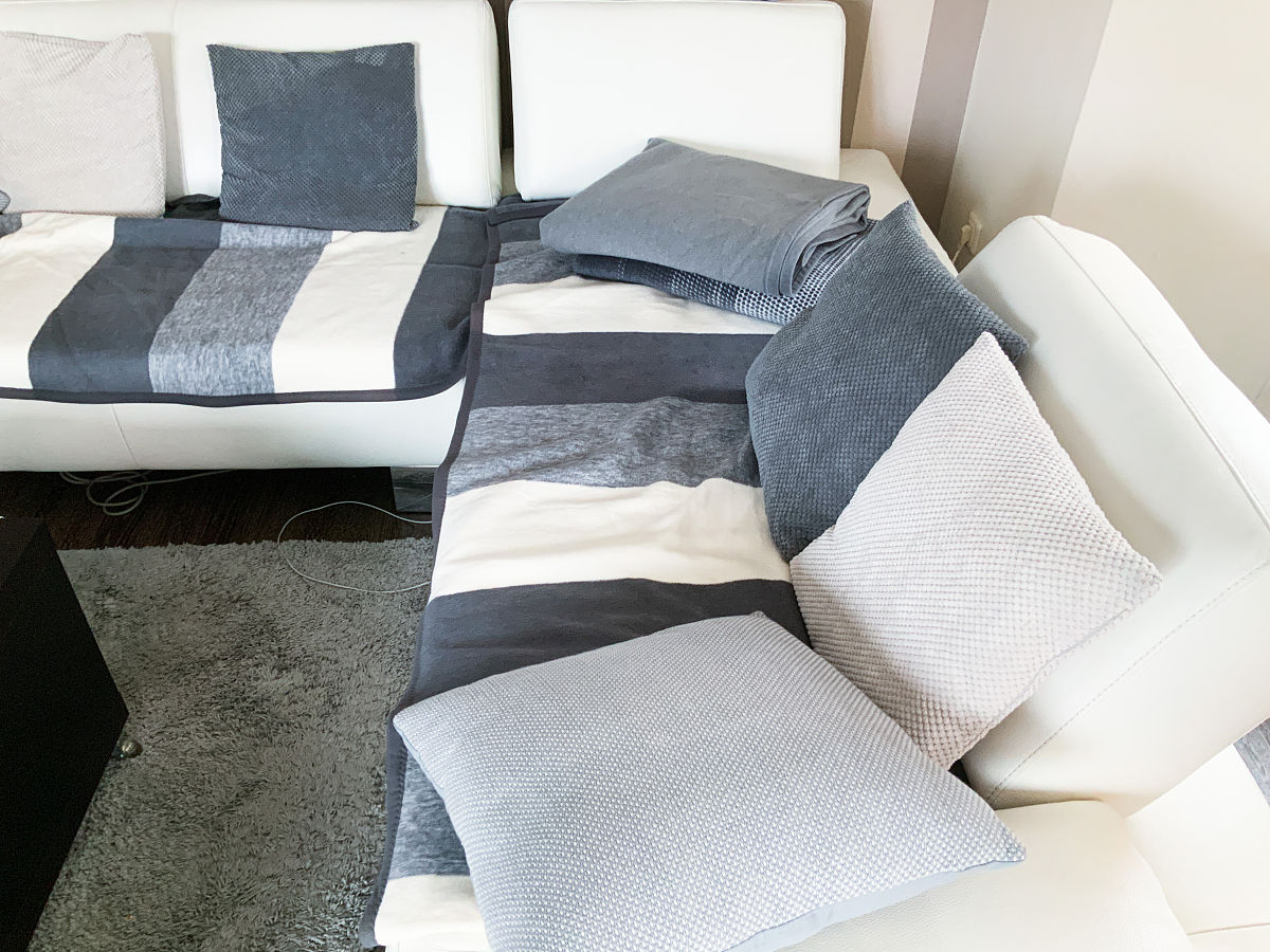 写一个速卖通 Listing 的详情描述该 listing 是一款沙发套它是提花面料制作的具有弹力和柔软性可以很好的装饰买家的沙发和保护沙发。1000 个字