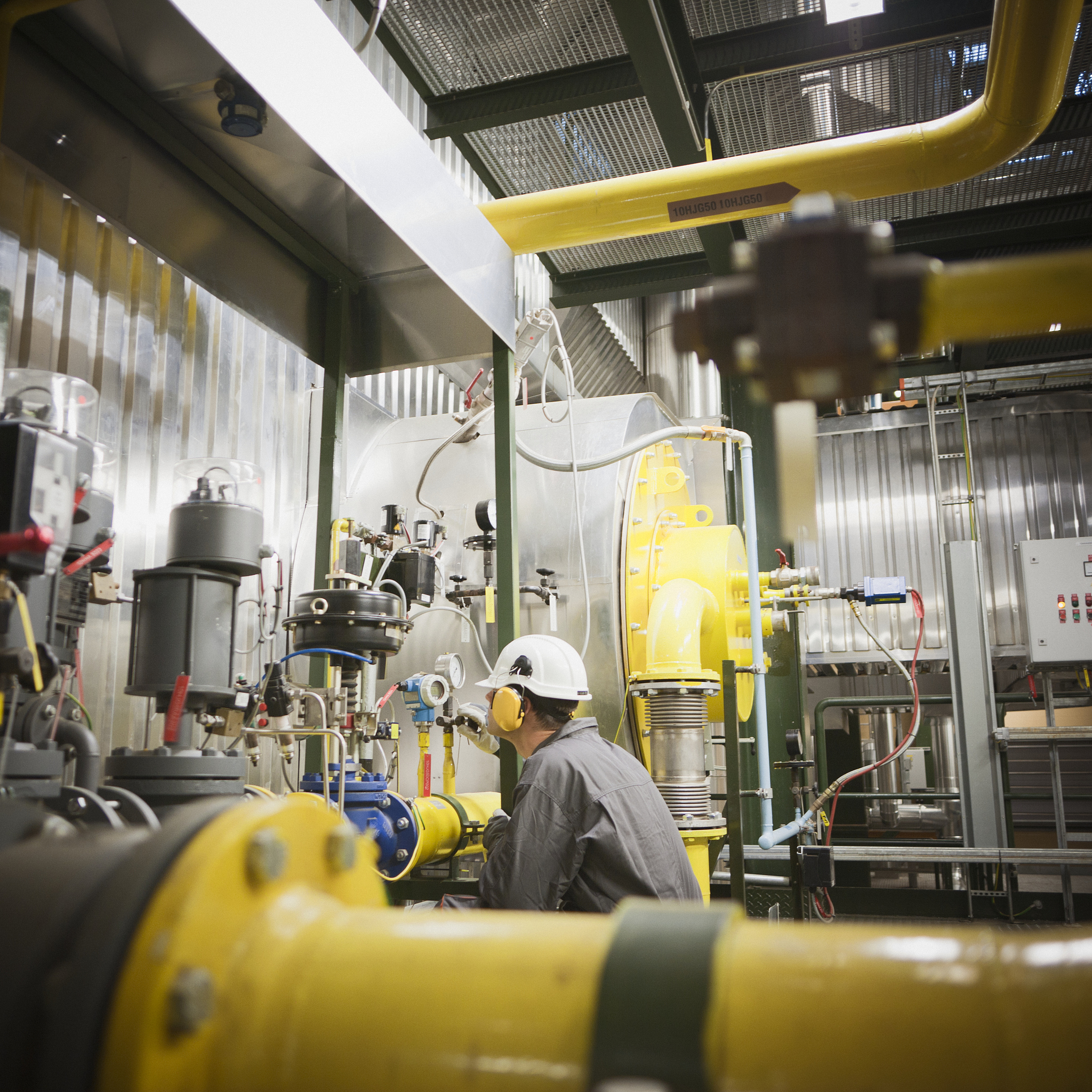 机械设备、电子产品和玻璃：构建现代工业产业链