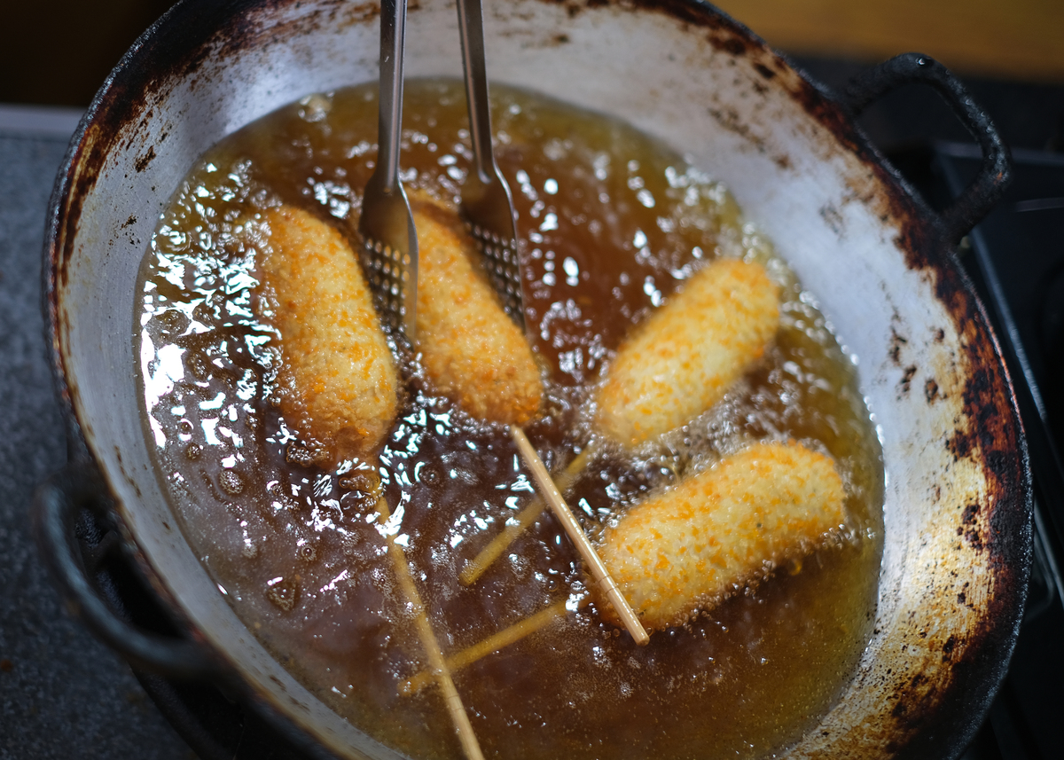 如何炸出酥脆美味：五成油温小火炸制