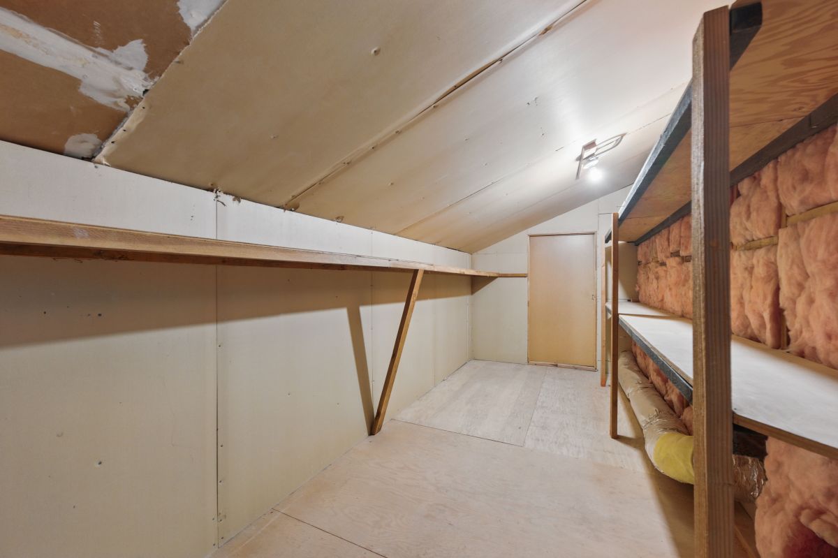 Translate to traditional chineseAlthough a condition rating has been allocated my inspection of internal walls floors surfaces andceilings was restricted due to stored items furniture decorative finis