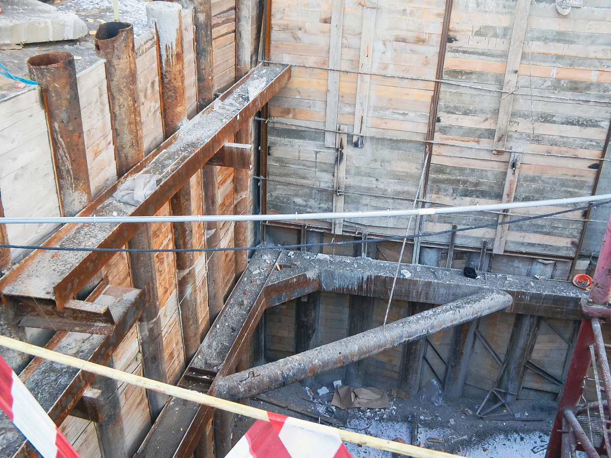 腹板开洞组合梁承载力研究：剪跨比、抗剪连接件和板厚的影响