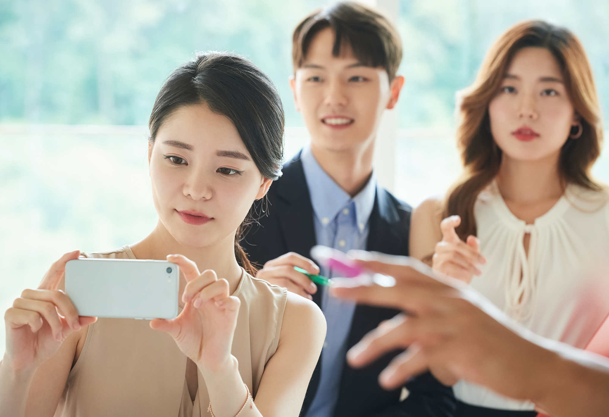男性和女性的业务团队