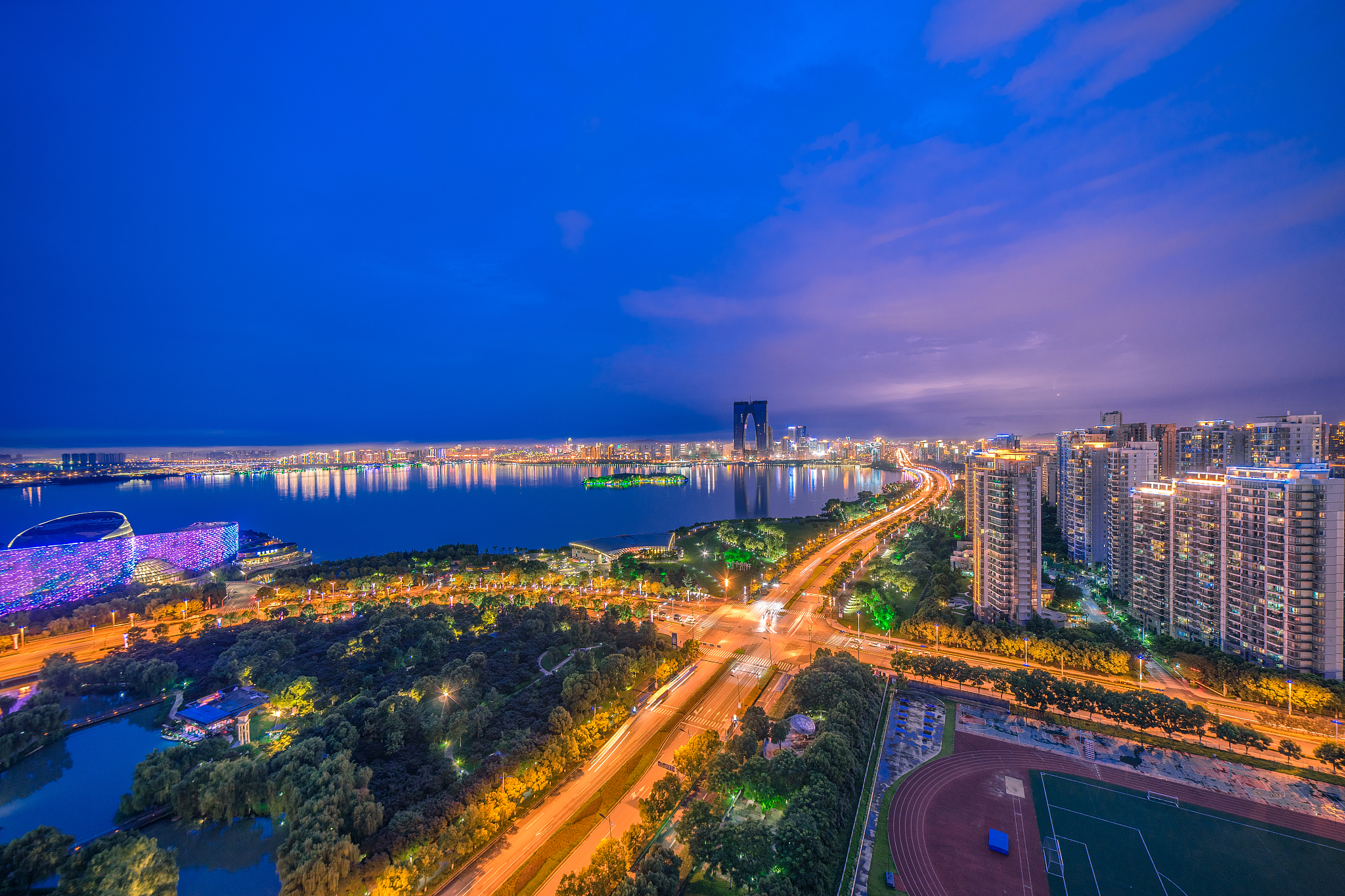 苏州金鸡湖东方之门夜景