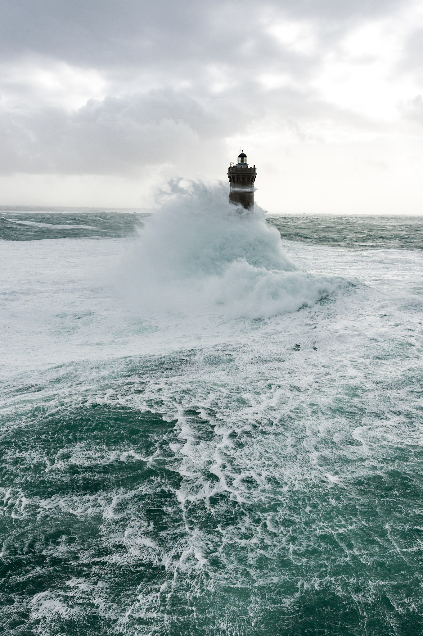 vue aérienne du phare du créac'h dans la tempête et la forte 