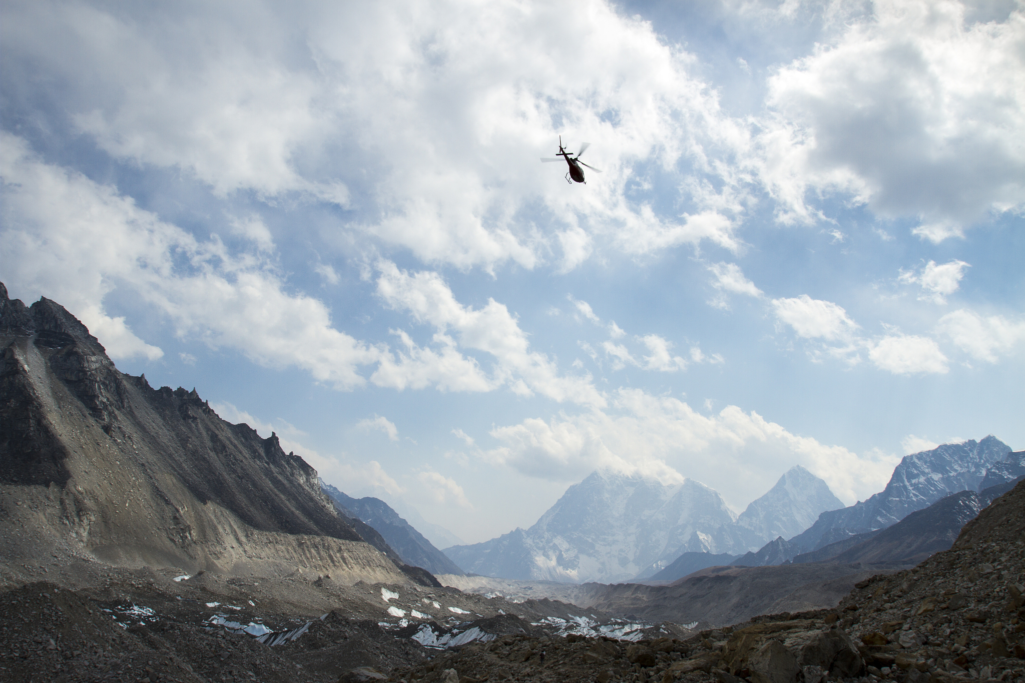 helicopters in mount everest region
