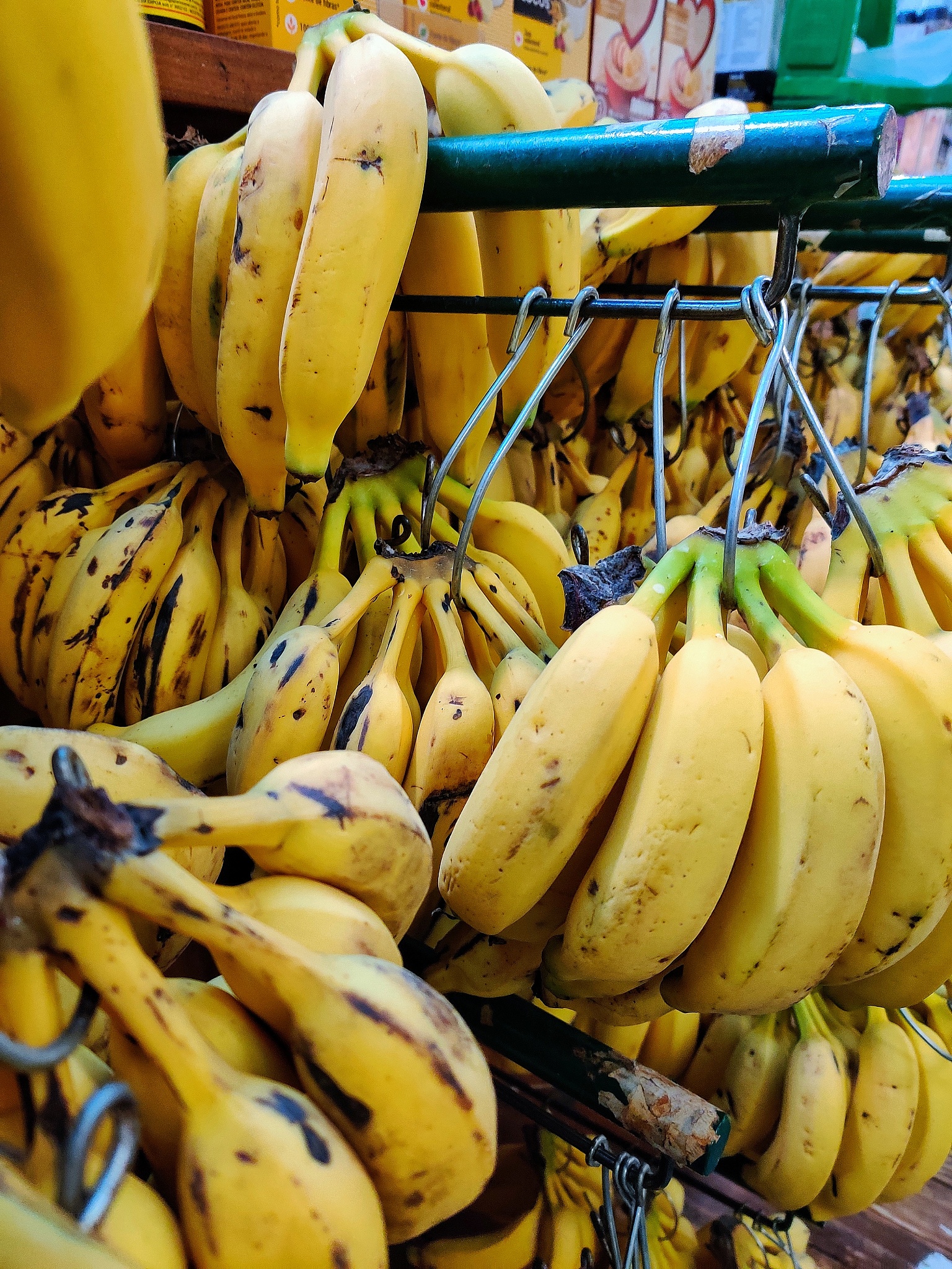 优化并润色以下作文：每个人都有喜欢吃的水果有人喜欢吃草莓有人喜欢吃苹果我喜欢吃香蕉。因为它有股淡淡的清香味软软糯糯的。吃起来还非常方便不要洗不要削皮只要剥了皮就能吃还有没有核吃完不脏手。当它还没熟透的时候身上长着一块黄一块青的它吃起来是又苦又涩的味道。当它熟了以后金灿灿的外套上布满了稀疏的棕色的斑点吃起来是香香的软软的。因为我喜欢吃香蕉所以我和爸爸经常去买香蕉。有一天我们又去买香蕉了一进水果店叔叔