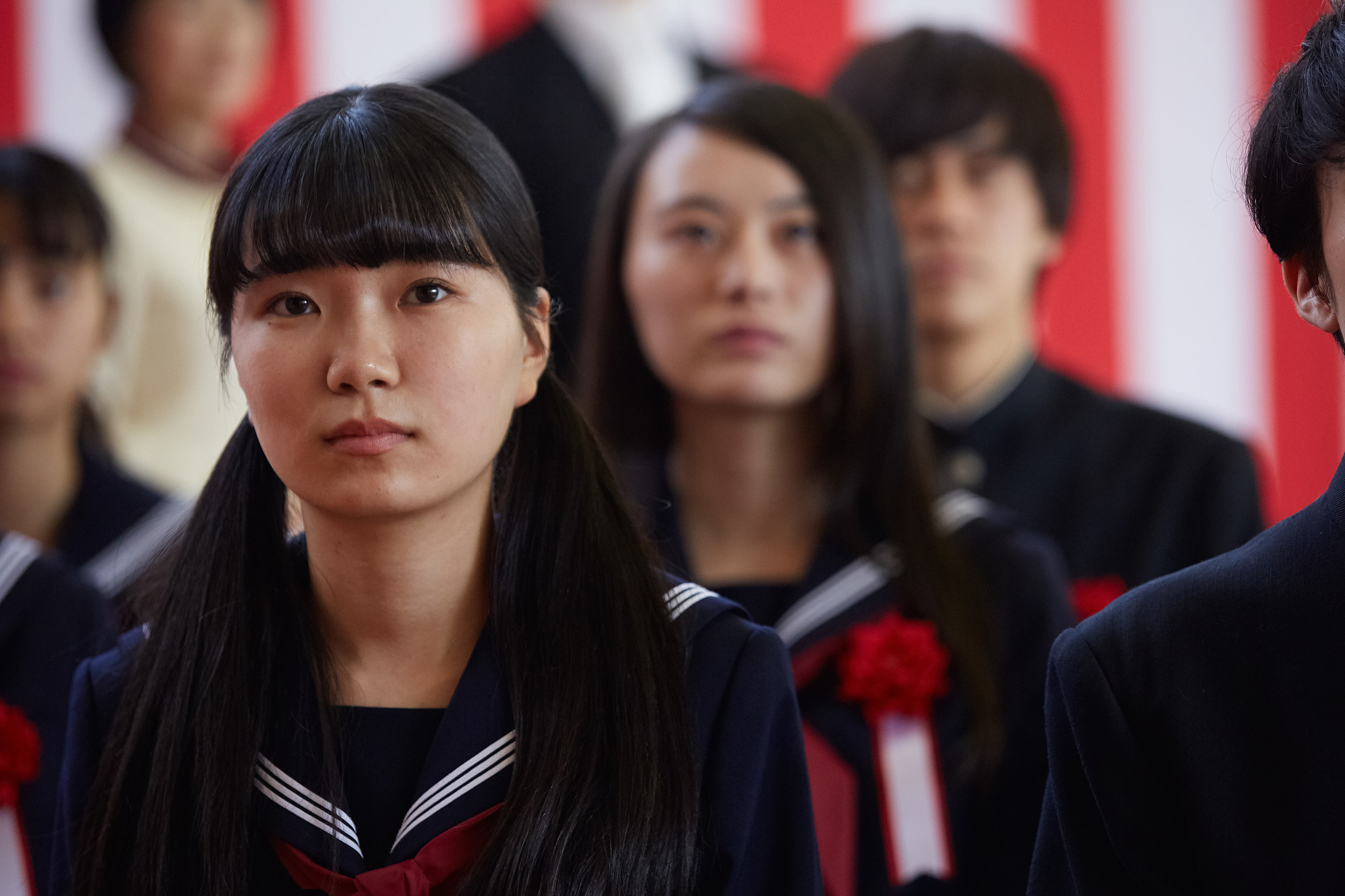 要求进行大改多用自己的话来解读以及感想整体内容核心意思不能变采用一些修辞手法。字数必须850字日本三流学校毕业的女大学生找不到工作只能睡网吧你知道夜生活过得有多苦逼吗？下午四点这位名叫小美的女生才刚结束面试在找地方过夜。她今年23岁是一位应届毕业生。由于还没找到工作的原因为此小美至今没租房子一直都是选择住在网吧。毕竟网吧不仅生活设施齐全价格相比酒店也便宜了不少每晚仅需不到3000日元。来到网吧办好