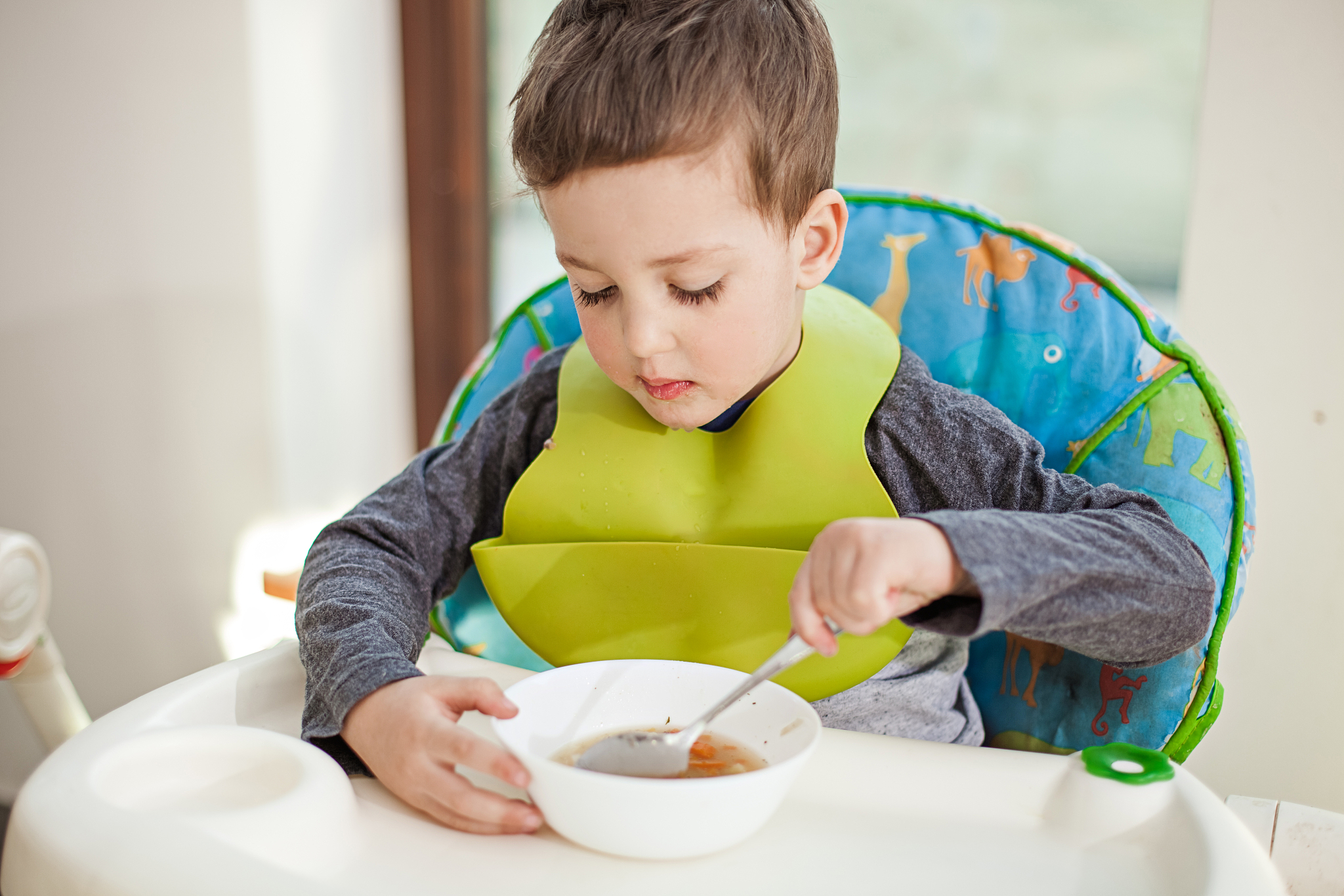 3岁宝宝总是要喂饭？别担心，这样做让孩子独立吃饭