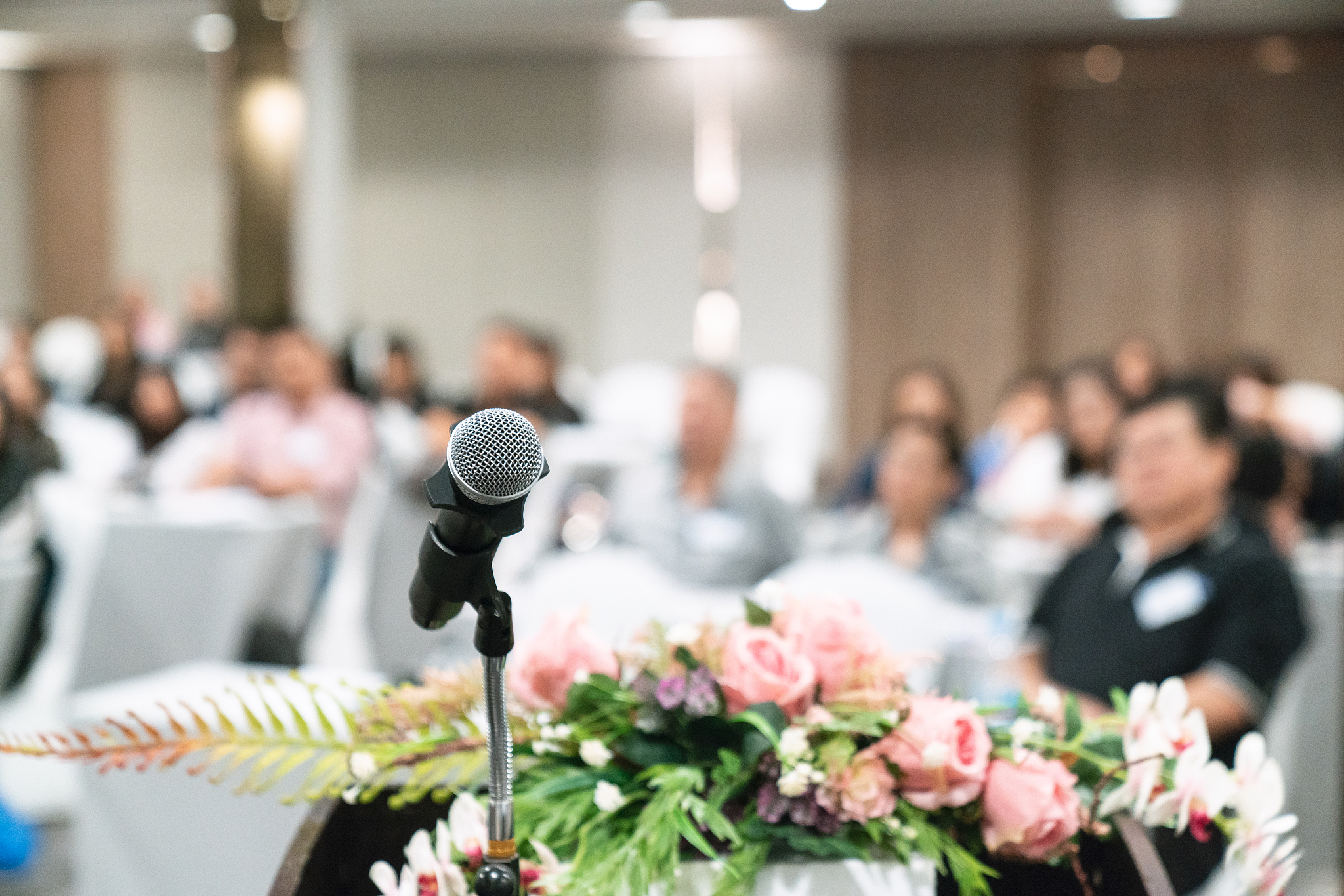 24 快速切换镜头效果本宣传片使用快速切换镜头效果将演讲与辩论的不同场景和情境快速切换展示让观众更加生动地感受演讲与辩论的魅力。例如在介绍演讲与辩论的历史和发展时将不同年代的演讲与辩论场景快速切换展示让观众更加直观地了解演讲与辩论的发展历程。25 音乐节奏感效果本宣传片使用音乐节奏感效果将演讲与辩论的节奏和韵律与音乐相结合让观众更加感受到演讲与辩论的魅力和张力。例如在介绍演讲与辩论的语言艺术时将演