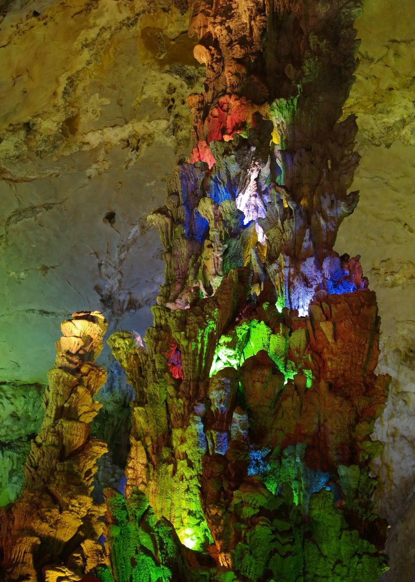 杭州西湖宝石山紫云洞：自然奇观，探秘地下世界