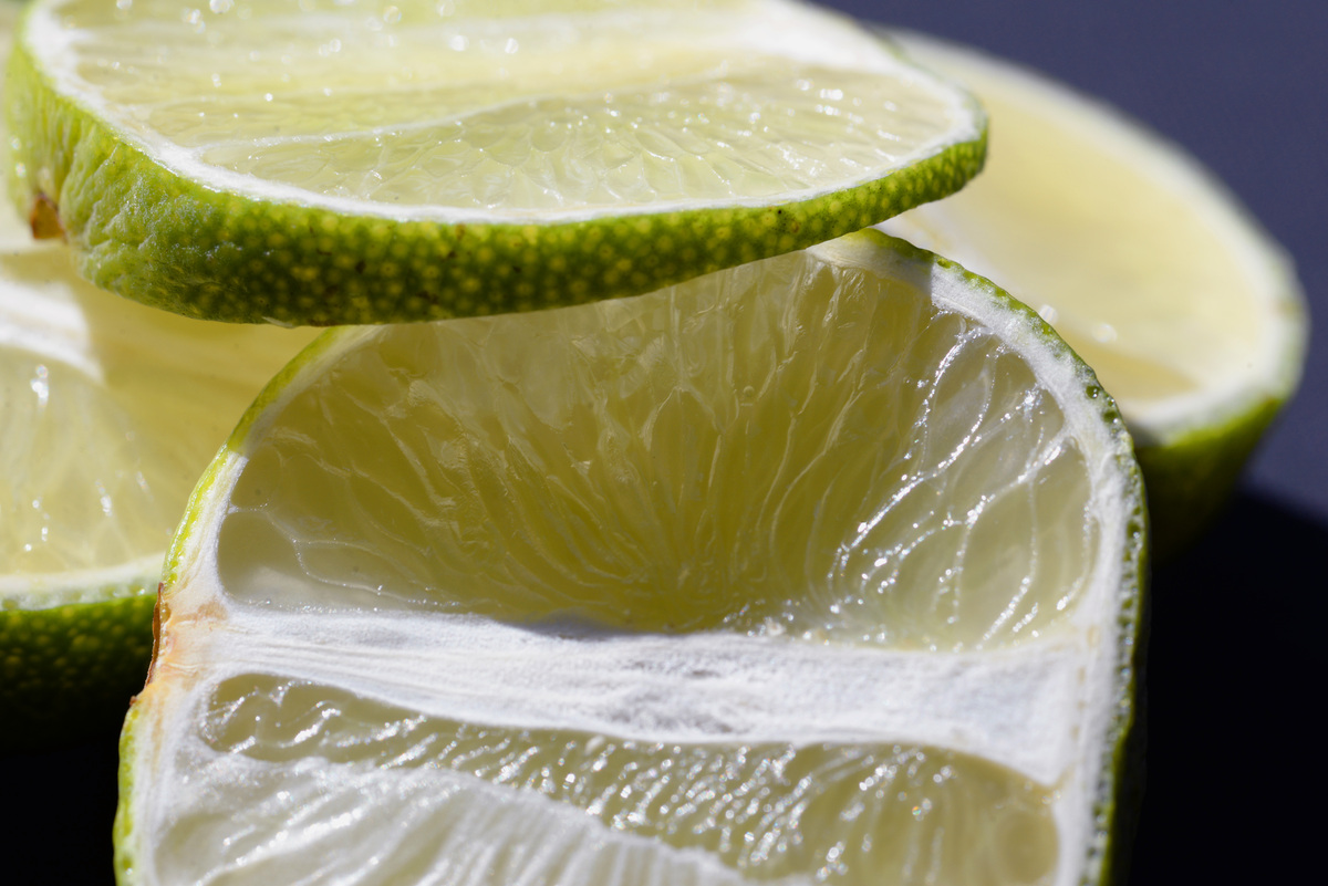 青柠檬的功效与注意事项：健康饮食指南