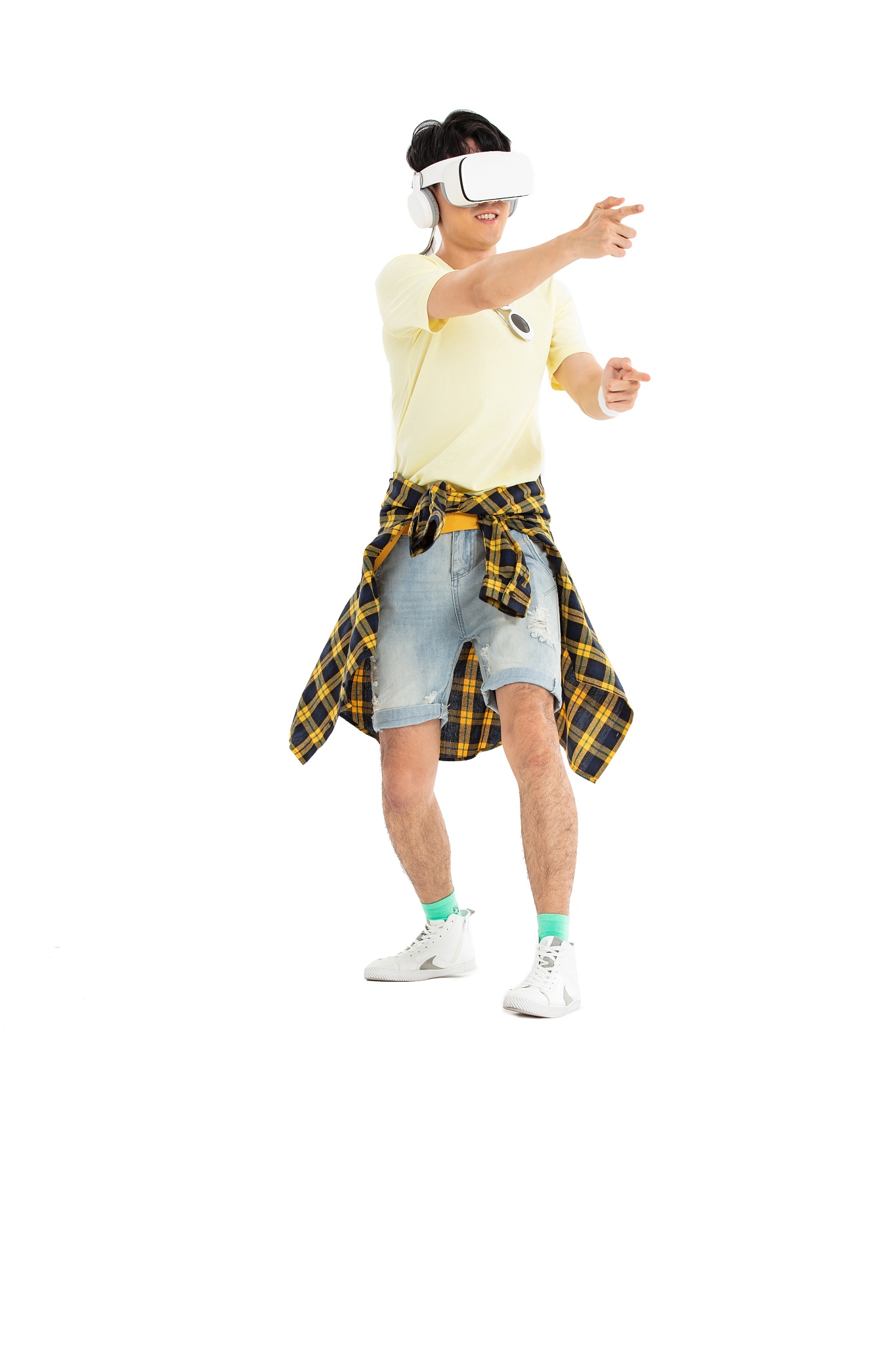 带着vr娱乐互动的年轻男生