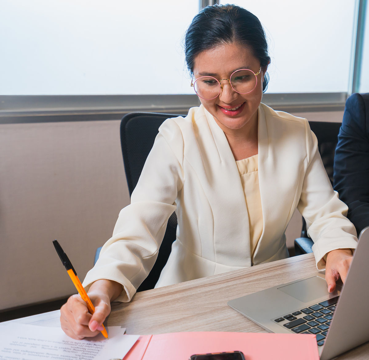 如何提高阅读理解能力？我在阅读时总是遇到困难，不知道该如何理解文章的意思，请问有哪些方法可以帮助我提高阅读理解能力？