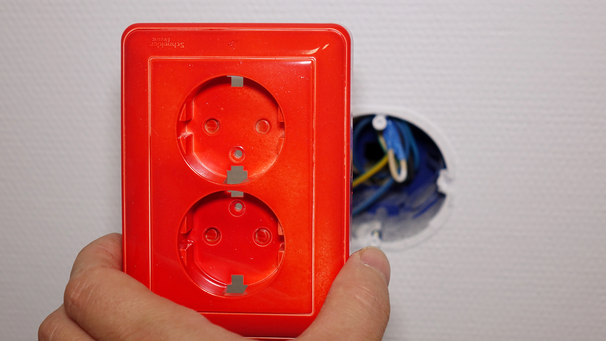 正泰的这个总闸手柄下啦漏电红色按钮不会复位