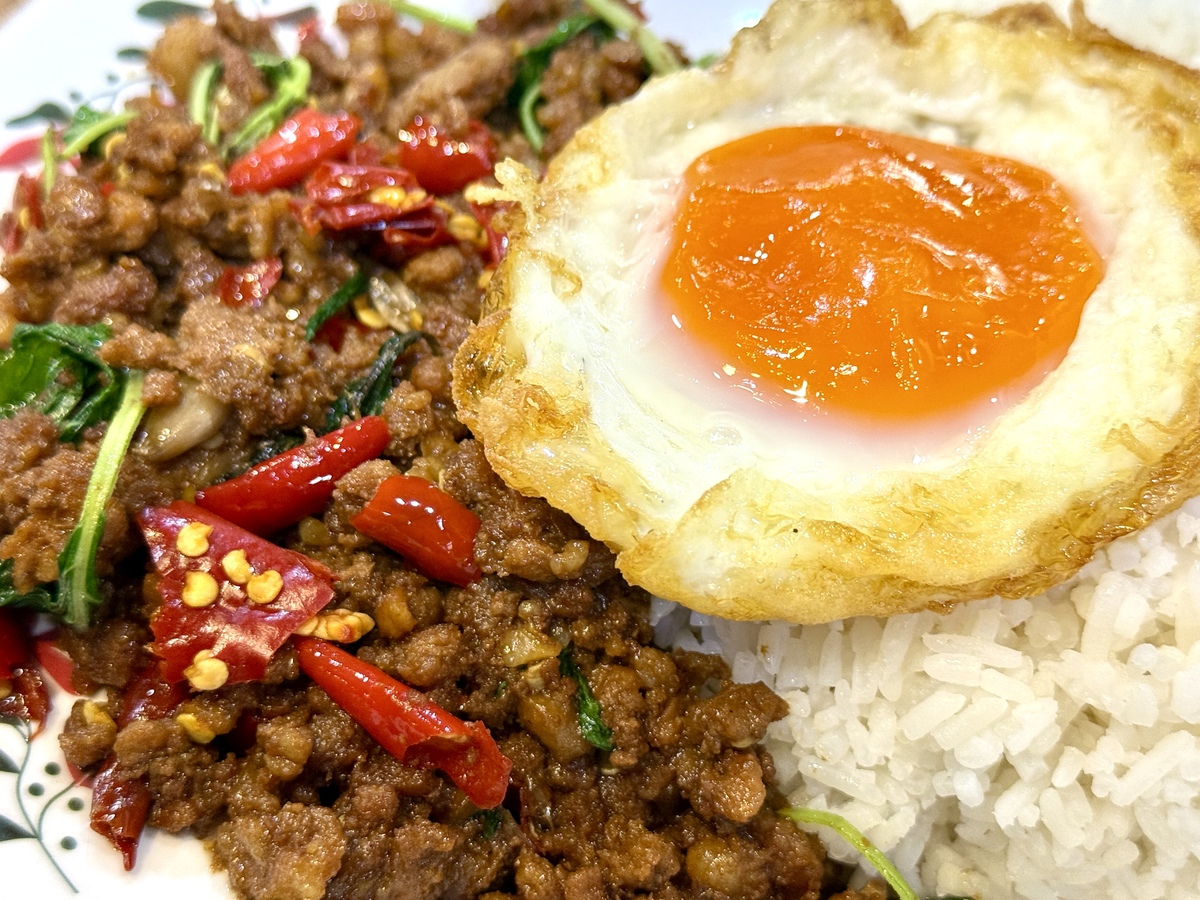 双拼孜然烤肉小炒肉饭藏头诗：好吃、难抗拒、回味无穷