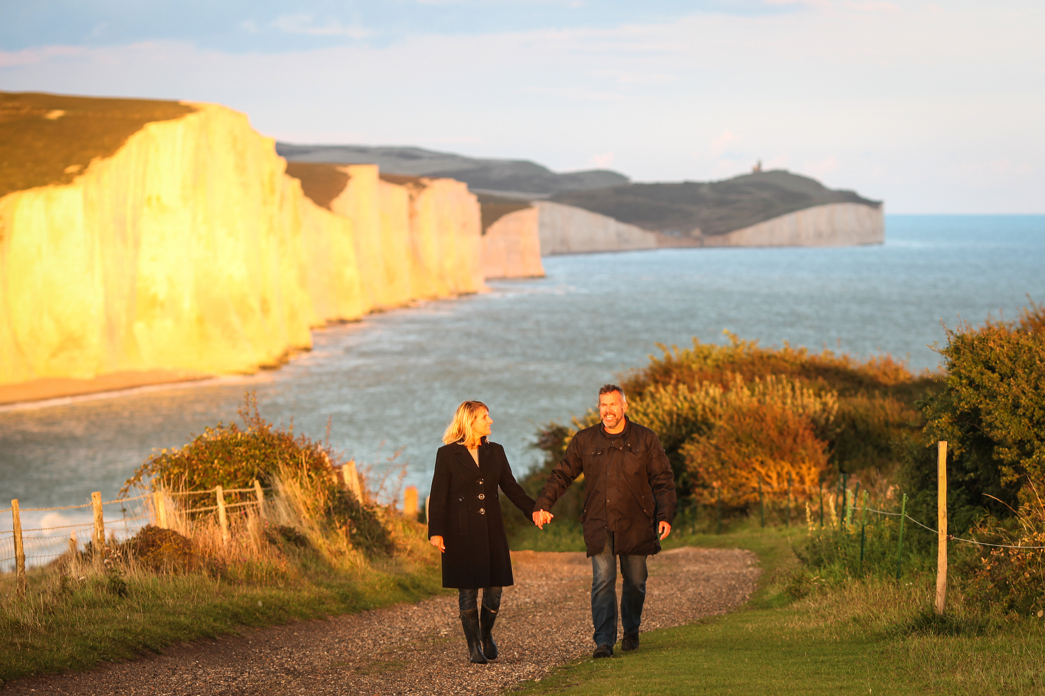 couple holding hands at seven sisters country park