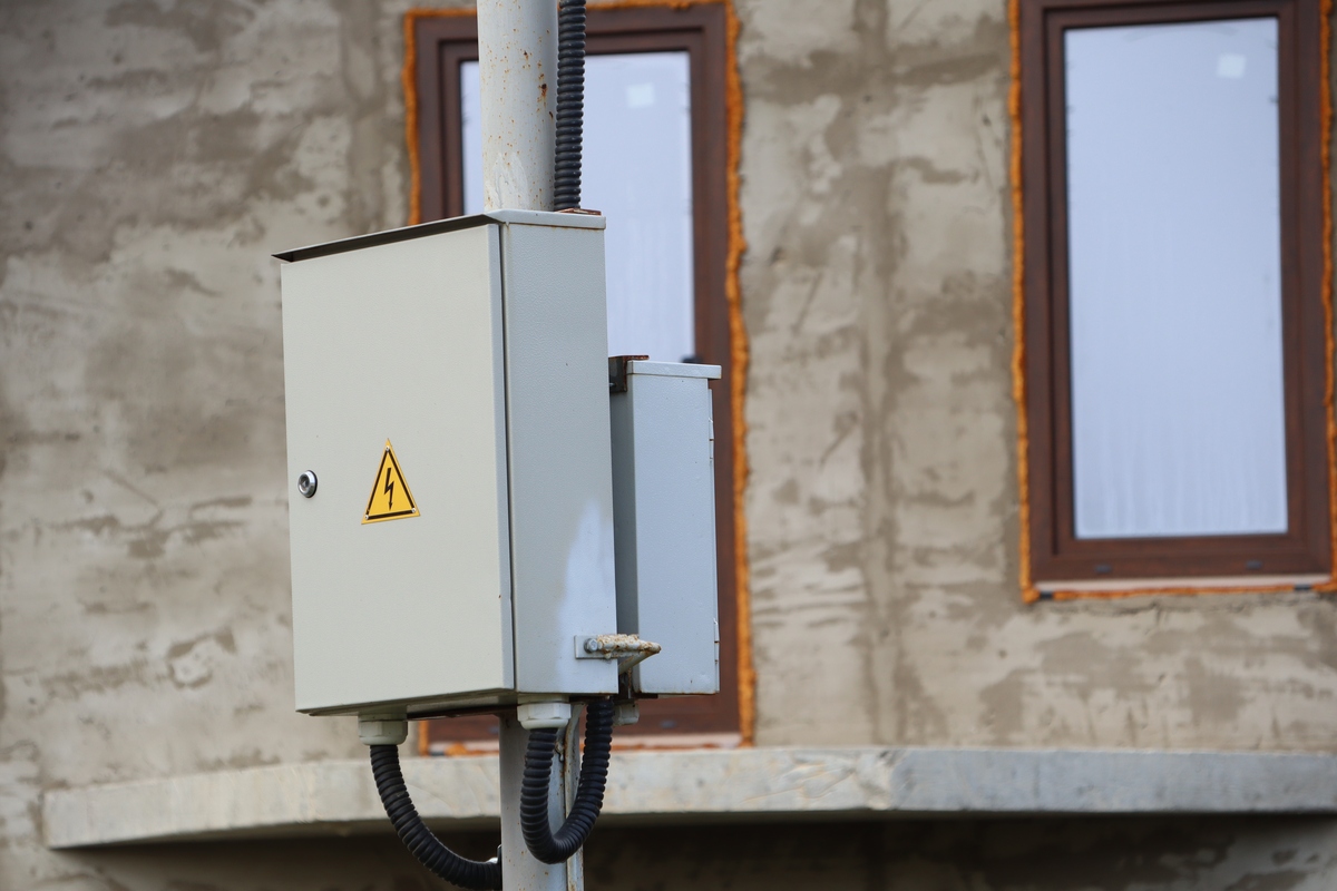 加油站监控安装：12伏电源、防爆摄像头与距离