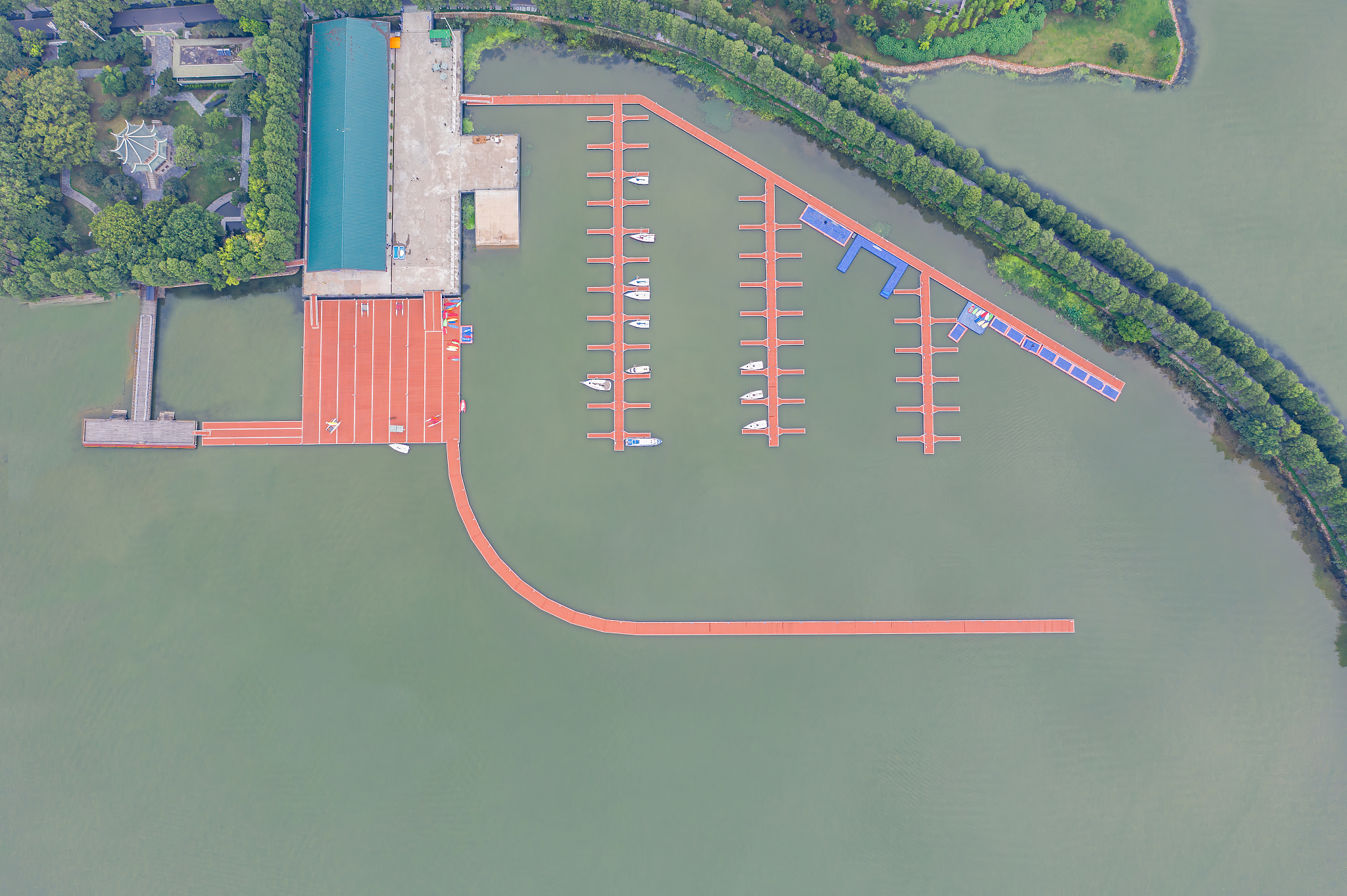 请从以下几点说明系统开发和设计人员的工资和培训费用； 硬件设备的采购、租赁和维护费用； 软件开发和维护的费用； 系统测试和验收的费用； 数据库和存储设备的采购和维护费用； 系统运行中心的建设和运营费用； 系统支持和维护人员的工资和培训费用； 安全保障和备份系统的费用。对经费开支的影响。