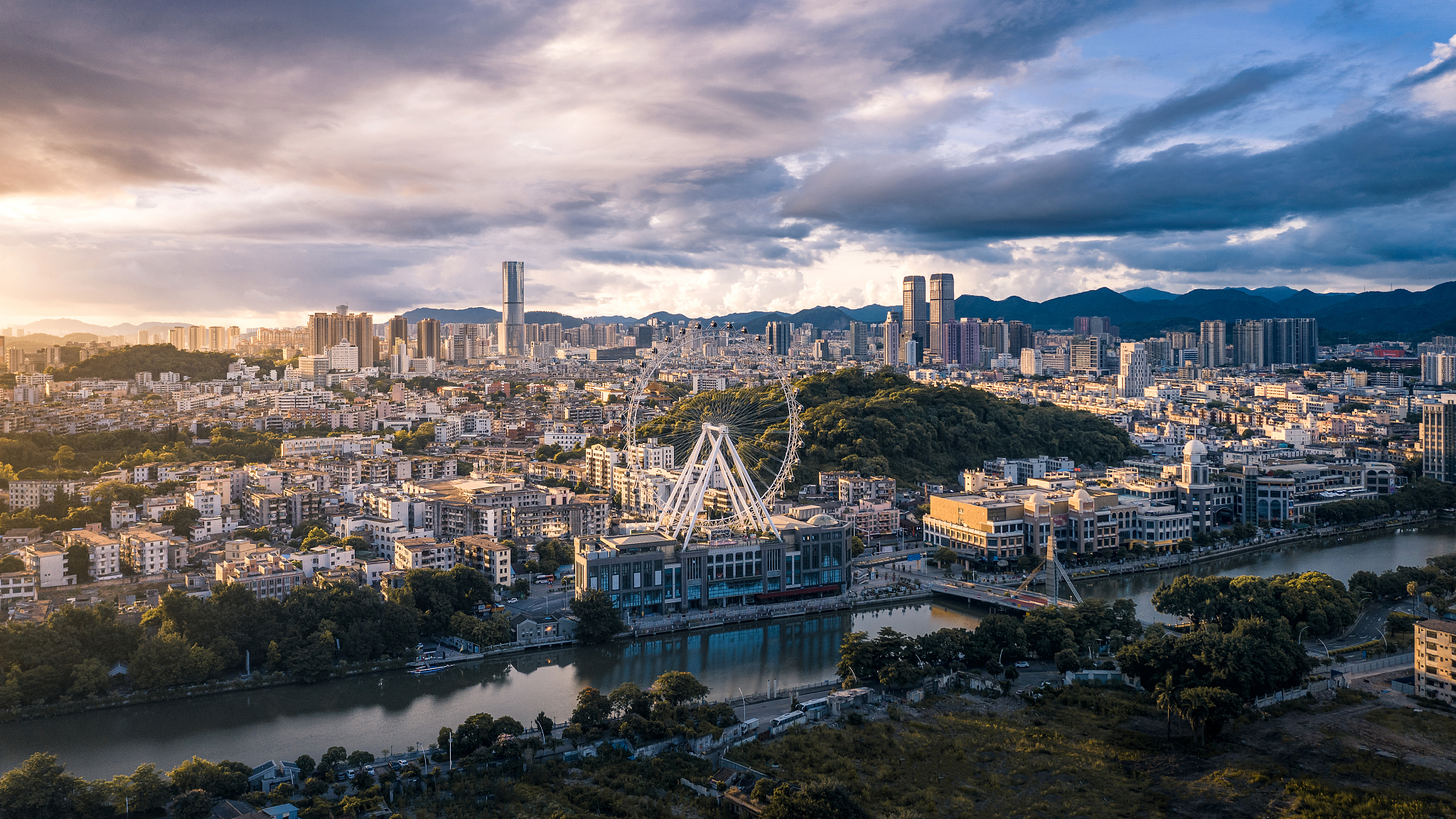 广东中山岐江两岸日出全景