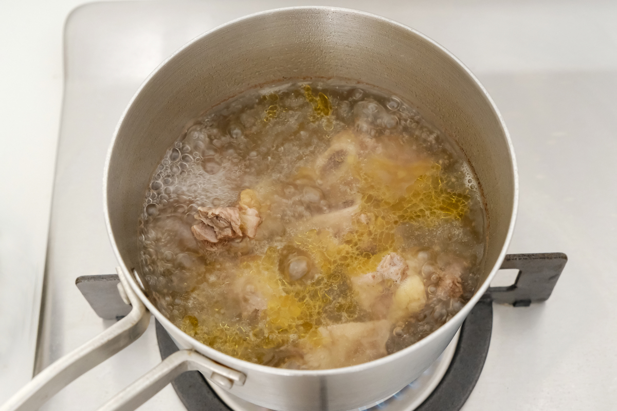 如何做美味汤：从选材到调味，完整步骤解析