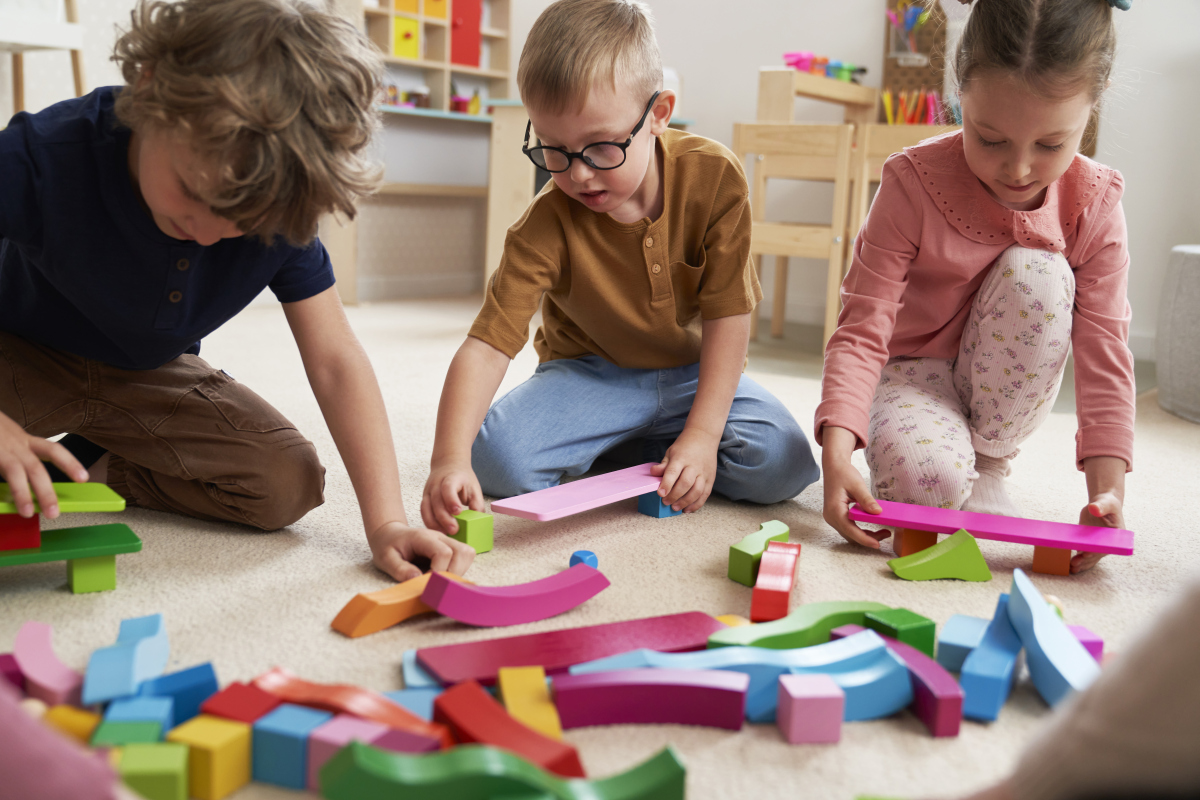 学龄前幼儿的发育特点是丰富多彩且充满活力的