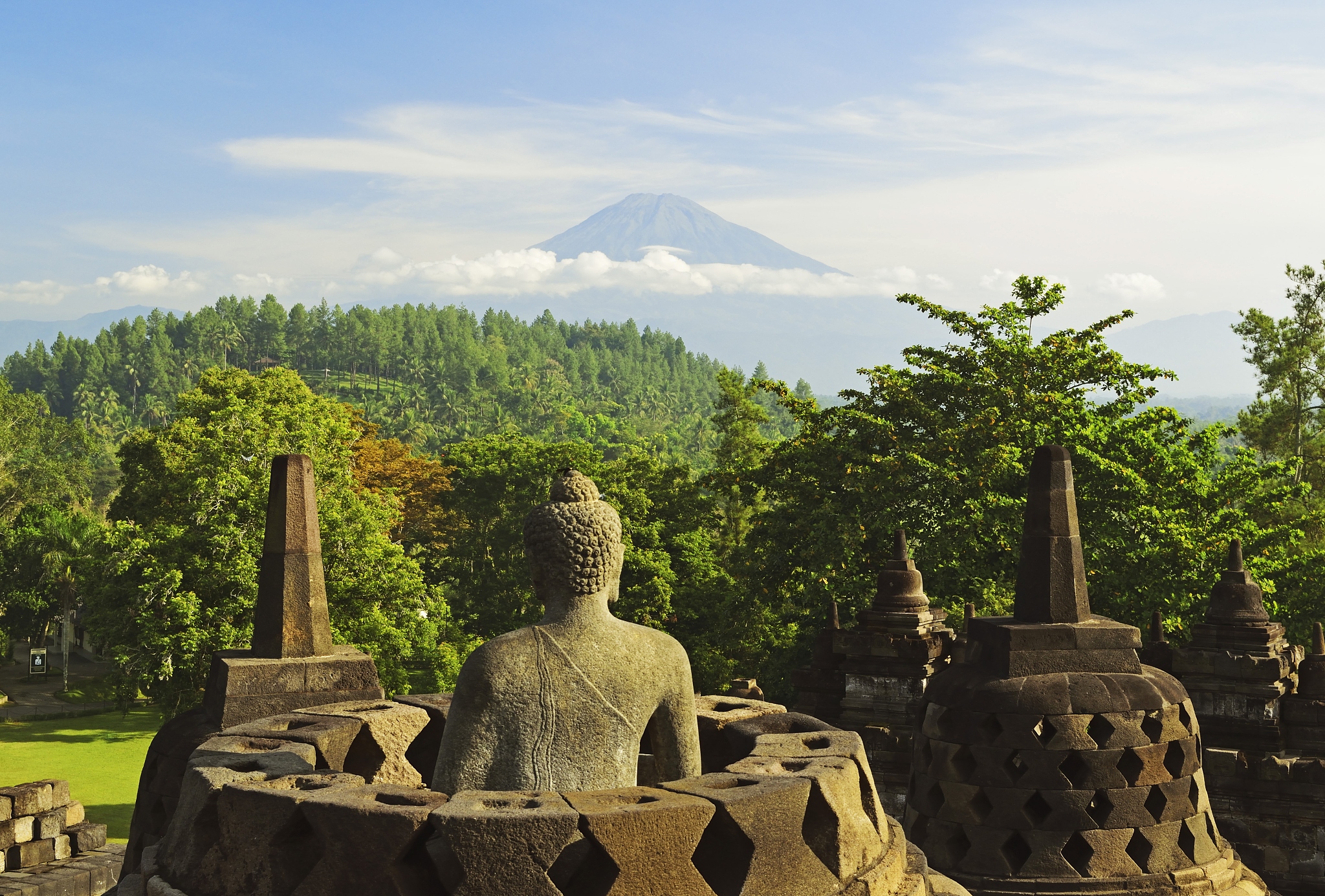 English Introduction to Shandong Tourist Attractions1 Mount Tai Scenic AreaMount Tai is a mountain of unparalleled historical and cultural significance located north of the city of Tai’an in Shandong