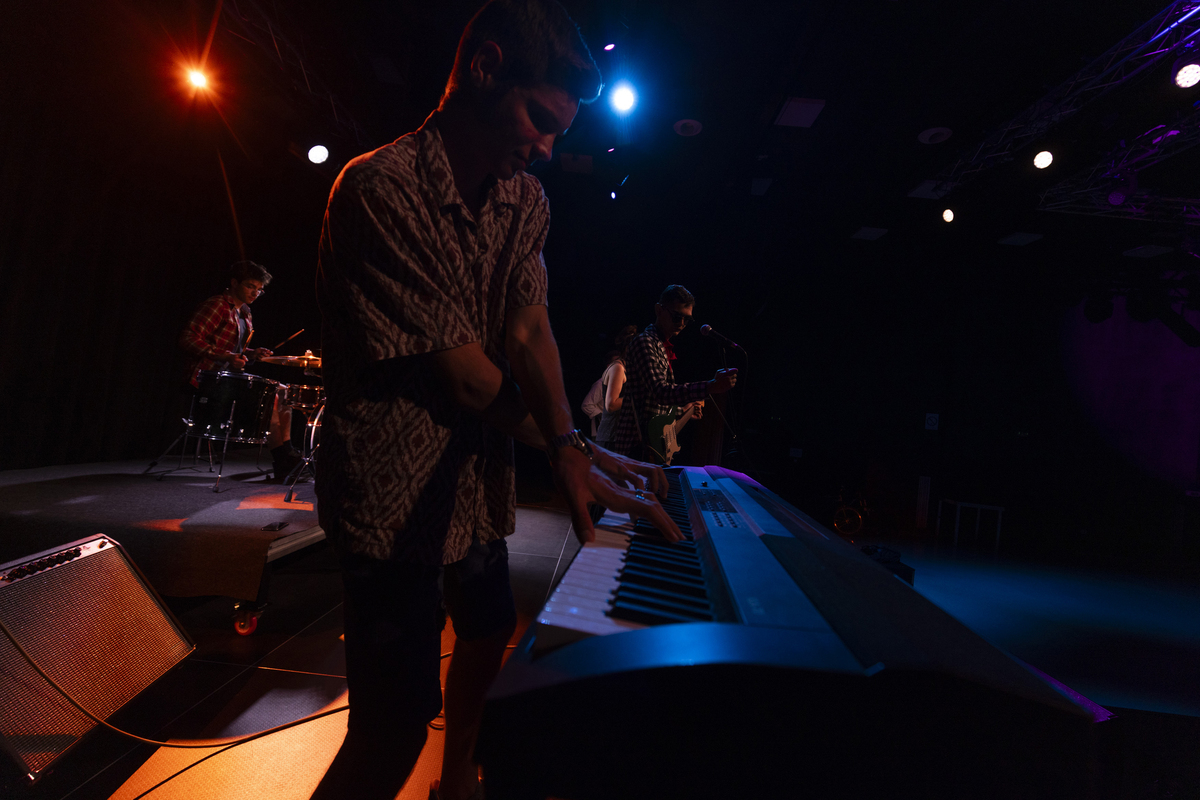 帮我生成一份吧dj名字叫Atehna的开场介绍英文