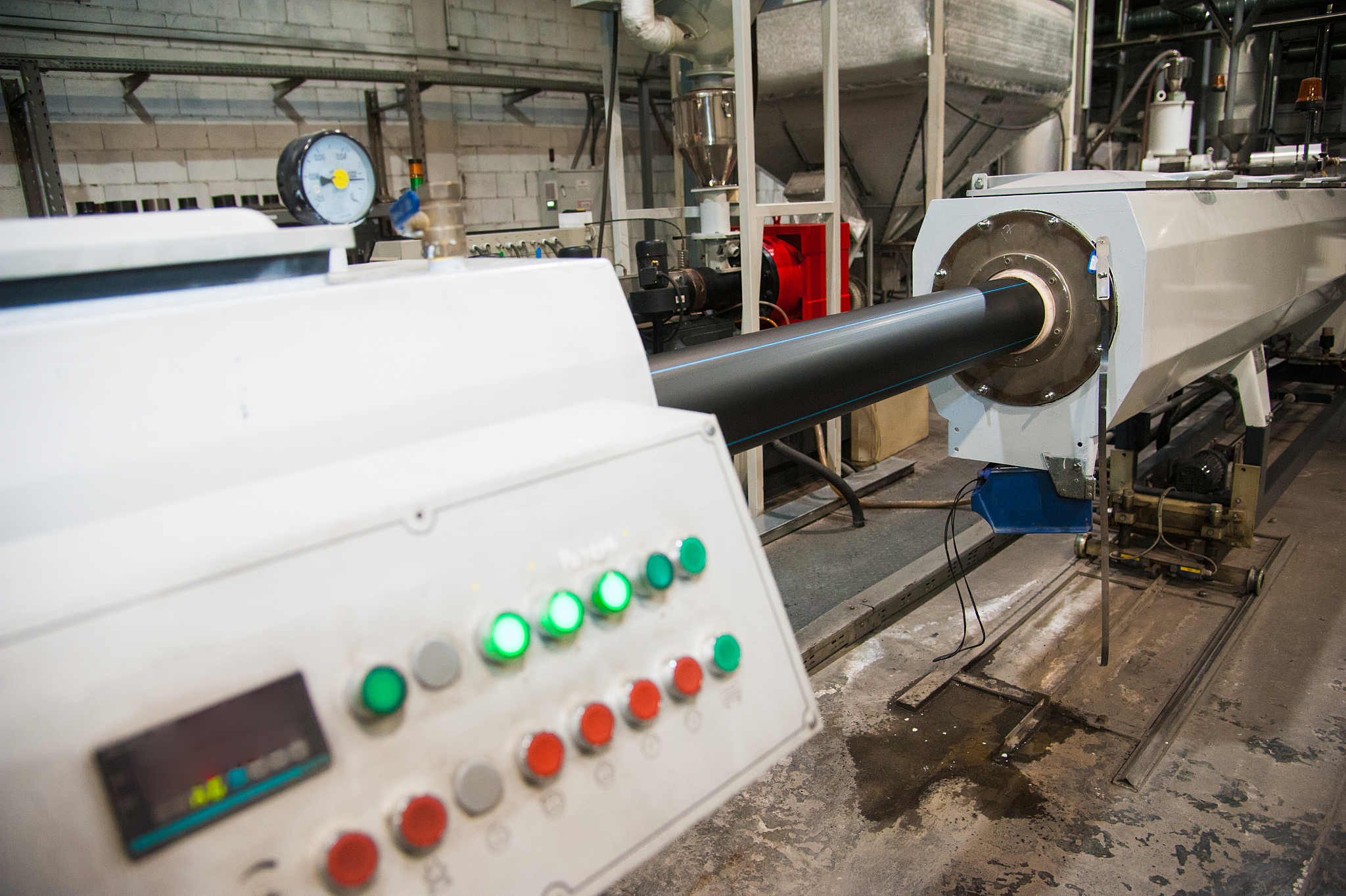 PE塑料管材挤出机模具漏料后果