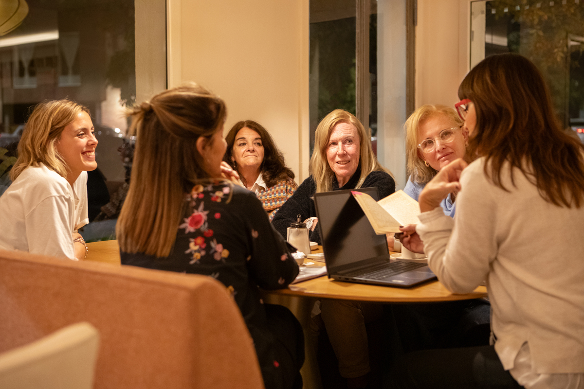 《关于进一步加强和改进大学生思想政治教育的意见》中指出：社会实践是大学生思想政治教育的重要环节对于大学生了解社会了解国情增长才千奉献社会锻炼毅力养品格动方式多种多样不管是献爱心活动支教活动还是其他这些服务体现中华传统美德是社会主义道德的丰富实践应鼓励高校大学生积极参加社会实践。口语论述顺序：1阐述你期待的大学生活2学业成功之外认清并发展自己的天赋。3大学生参加社会活动的重要性。4如何发挥特长服务社