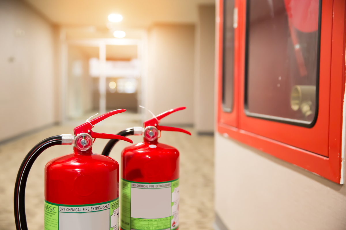 最少破坏现场的灭火器：干粉灭火器