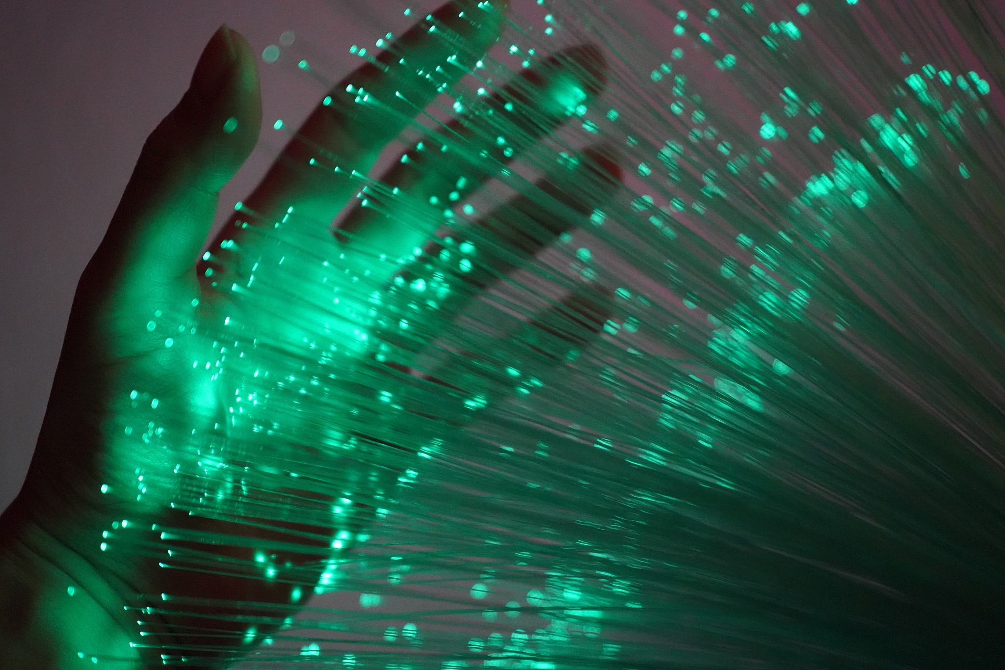 自供电可穿戴织物。热激活延迟荧光材料等新材料