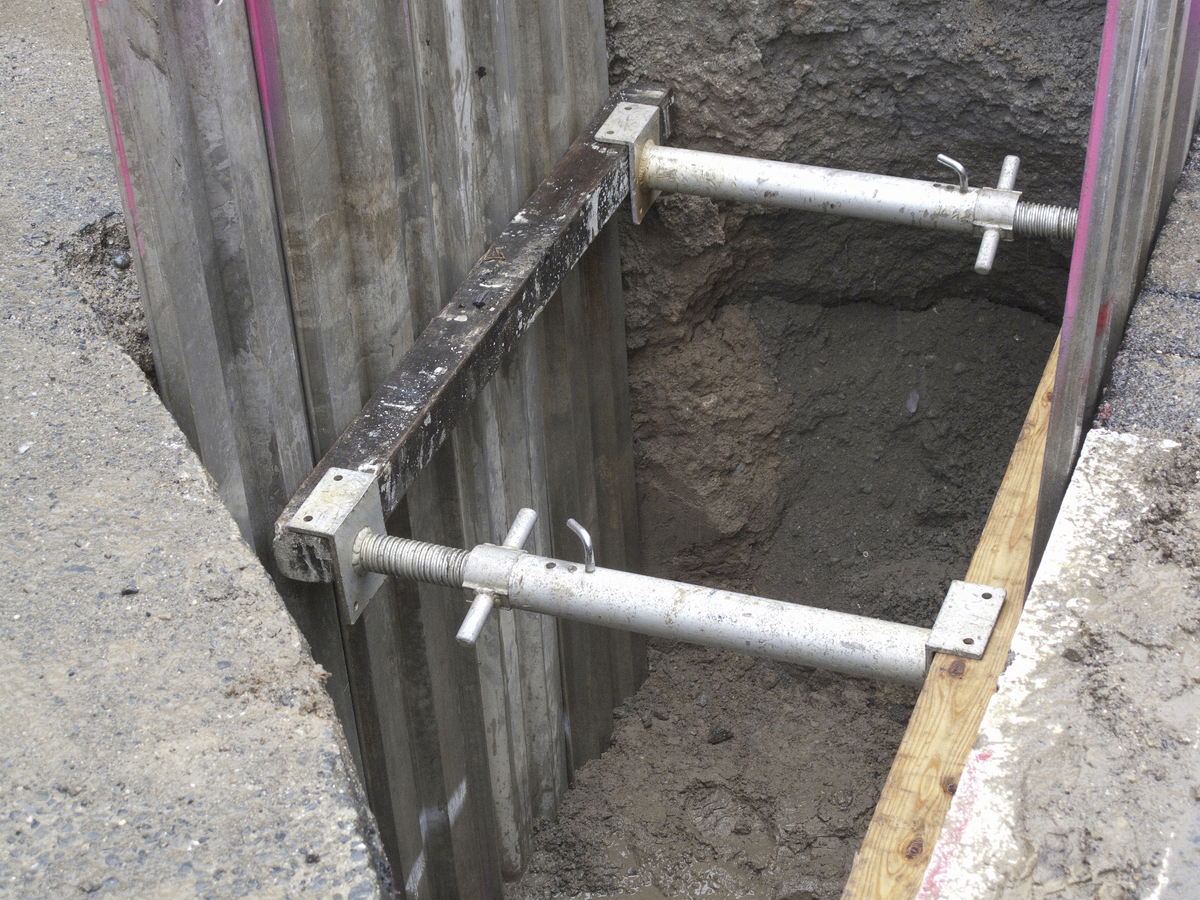 建筑物引下线设置规范：钢筋混凝土、避雷带、接地极焊接及镀锌导体要求