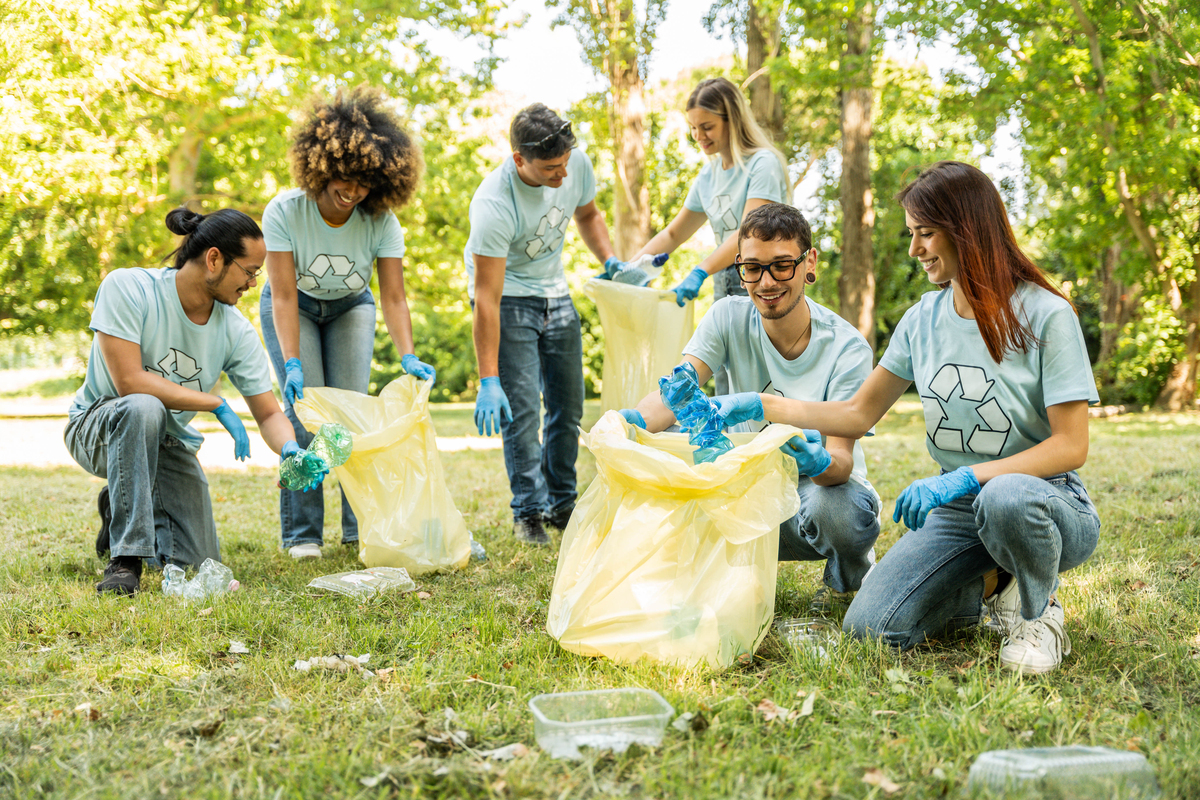 大学生生态环保公益实践：清理村庄垃圾，宣传环保知识
