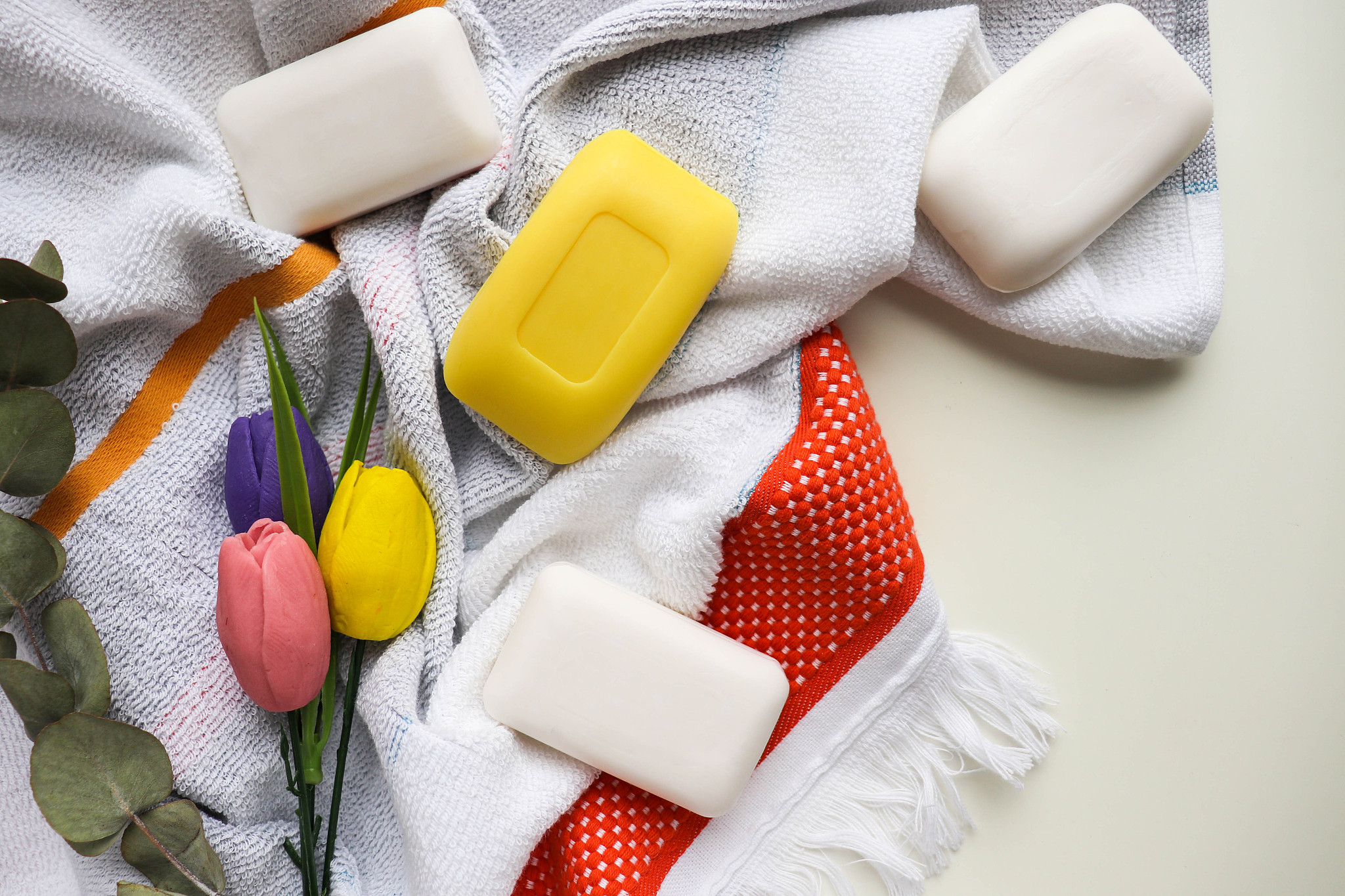 把压缩毛巾给朋友并告诉他这是薄荷糖会发生什么？