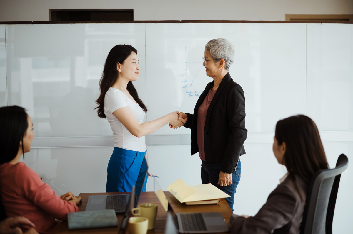 职场搭讪技巧：如何与公司秘书建立良好关系？