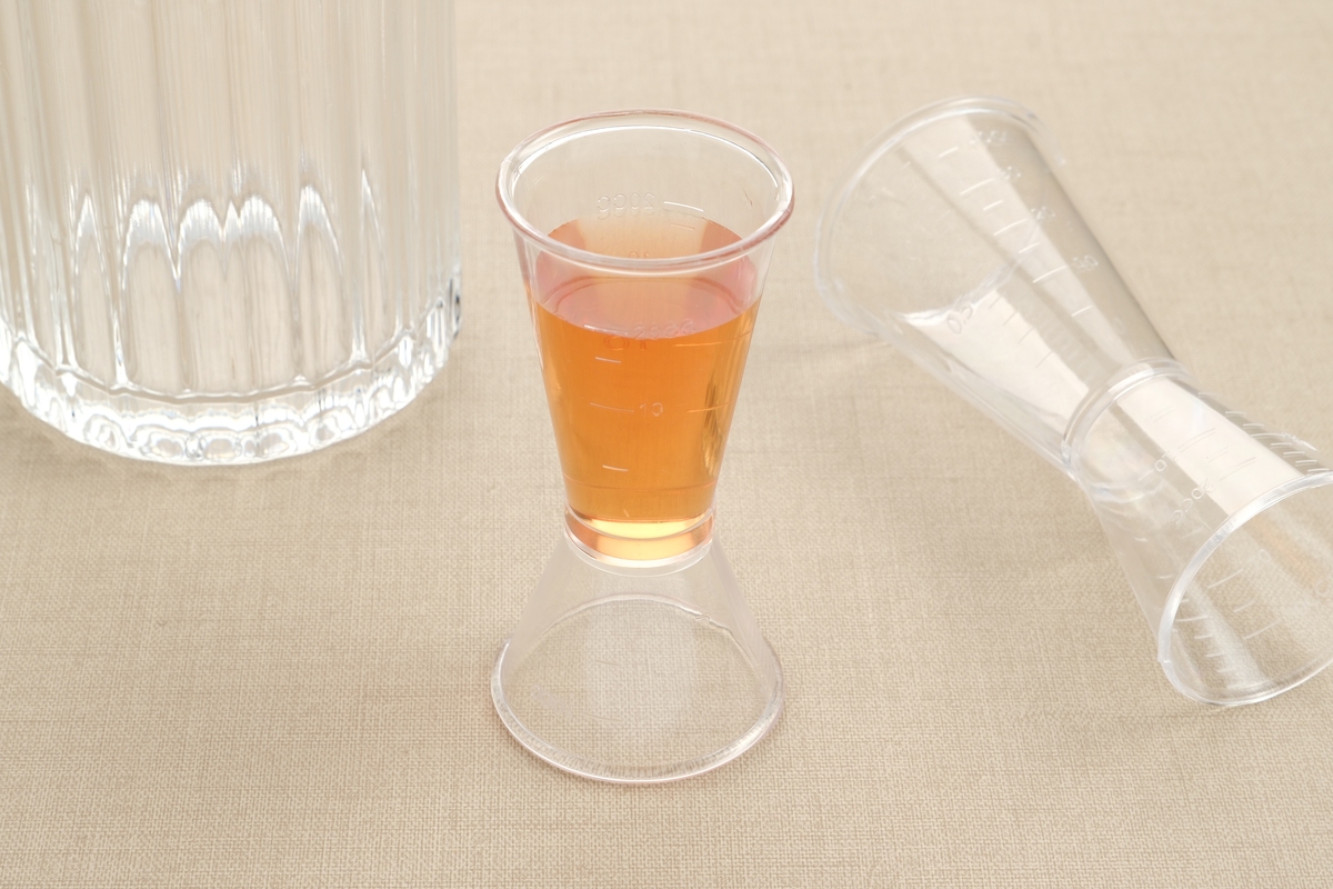 请写一个关于水杯的小红书文案，水杯材质是玻璃，带吸管和盖子，特点是适合夏季，可以用来装水果茶，颜值高