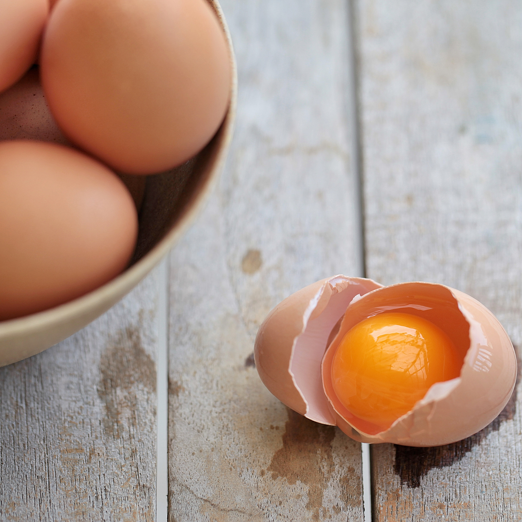 每天吃两个鸡蛋呢坚持下去我们的身体呢会出现什么样的变化？我们的胆固醇会不会升高？首先吃鸡蛋可以帮助我们补充优质蛋白帮我们提高免疫力而且鸡蛋呢是为数不多的全营养食物它不但有丰富的蛋白质而且里边的维生素ADK以及钙、铁、锌、镁等营养元素的含量呢也非常的丰富几乎满足了细胞在新陈代谢过程当中对营养的所有需求营养是相当到位对我们的免疫力有很大的帮助。第二呢对我们的视力和眼睛有好处鸡蛋当中的蛋黄里边含有叶黄素