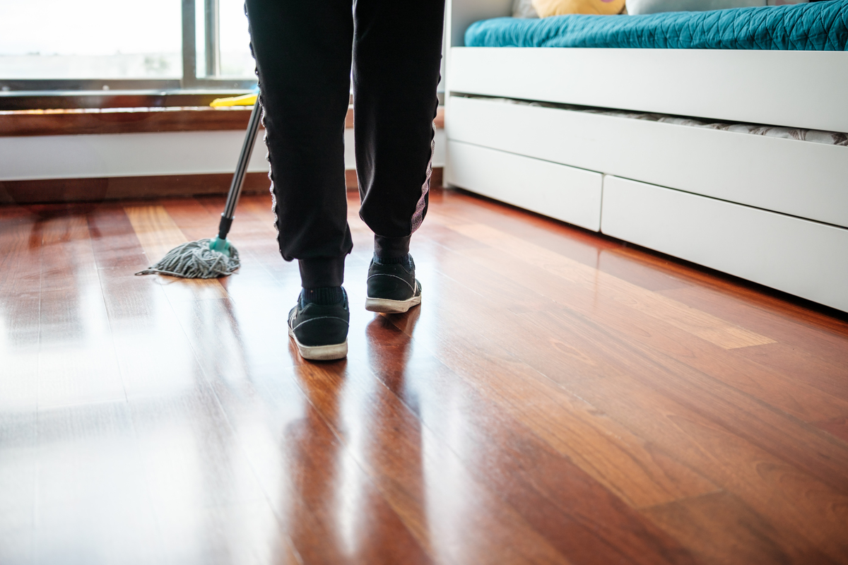 扮演一名家居博主对以下文章进行分段完善要有和读者互动语句重新编写个标题每天的家居生活有那么多的事情在忙碌为了能够更好地进入家庭开启新的一天我们大多数时间都不会呆在家里所以我们也要多注意一下平时生活中要多学一些安家常识这些实用的小常识可以帮助我们在家里的时候更加地便利和舒适。现在我们就来了解一下在家里平时该怎样处理地板的灰尘吧！1要注意地板的防水问题房子里面的地面总是会经过一整段时间不间断的水量为了