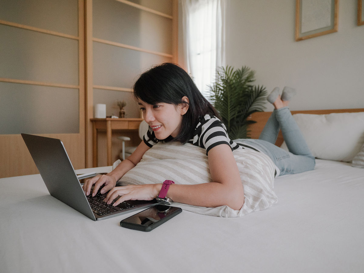 30岁女生4年没有工作没有男友。整天打游戏不社交还有救吗？怎样走出低谷？