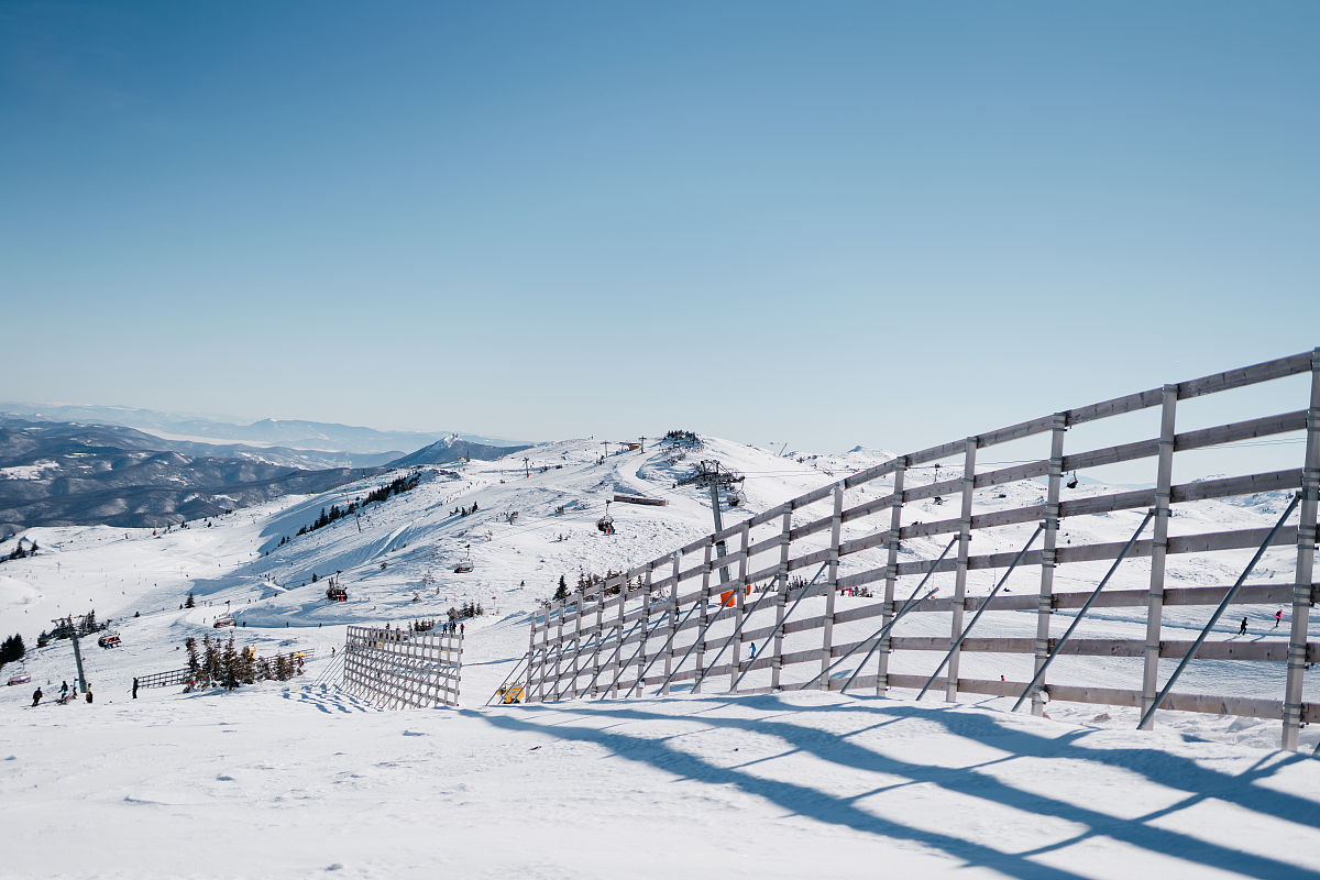 請計劃一個在4月中在北海道為期8天的滑雪旅行.
