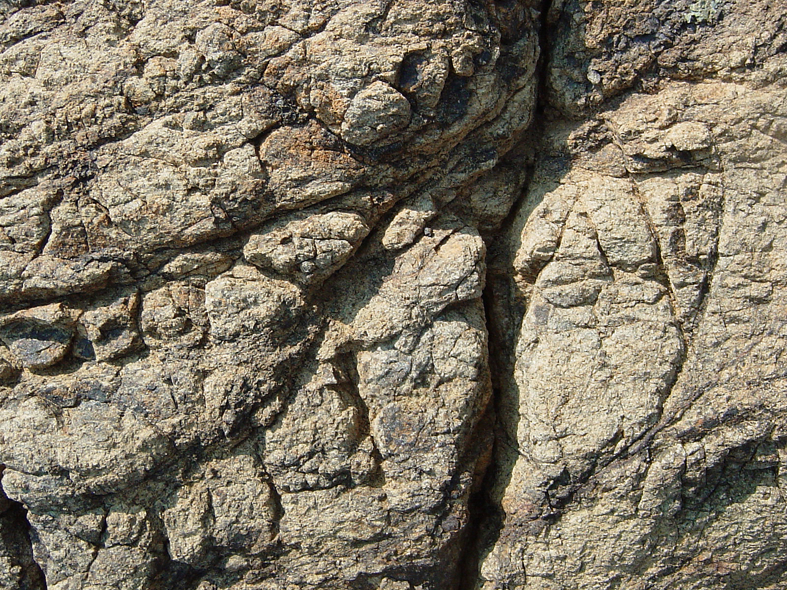 简单可以分为4级标准：1级 结构致密润滑用10倍放大镜下看不到矿粒和劣习粒径小于01mm2级 结构非常致密用10倍放大镜下能看到矿粒和极少而小的复合裂隙 粒径在01~1mm3级 结构致密度不够用10倍放大镜能看见矿粒及局部的细小裂隙 粒径在1~3mm4级 结构较为疏松粒径大小比较悬殊在3mm以上。尽可能的扩展上述内容。