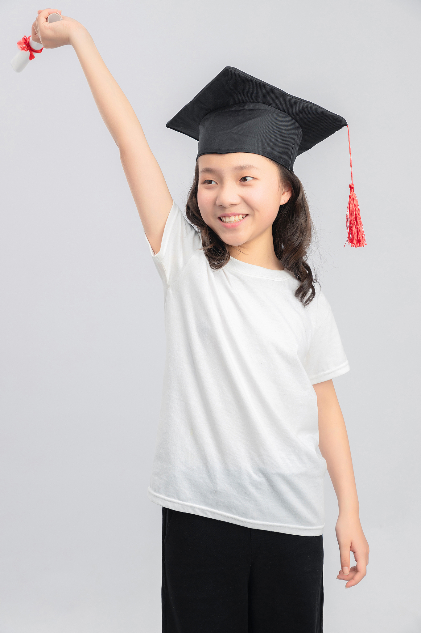 灰色背景里的亚洲小学女生