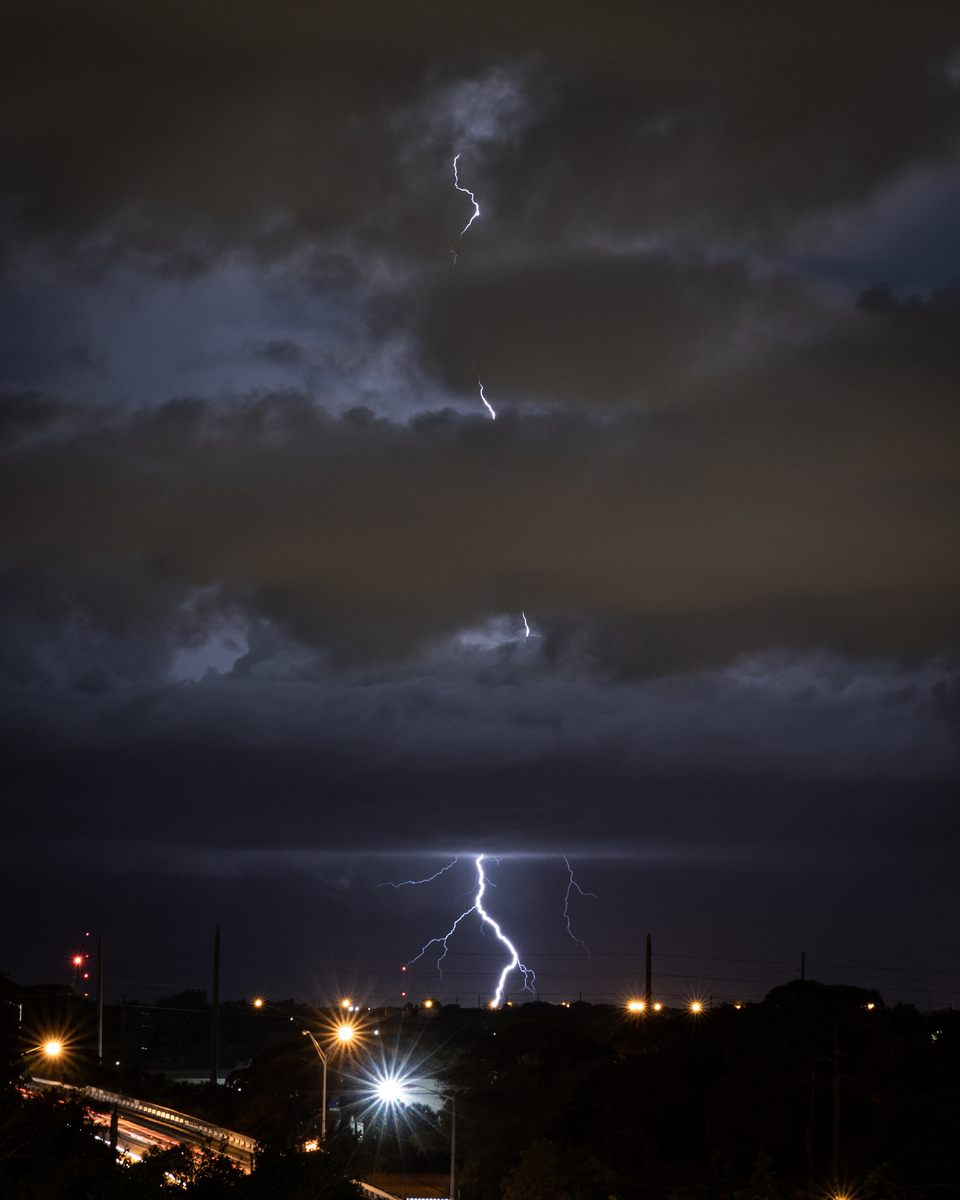 消失得最快的自然界现象不是彩虹不是海市蜃楼而是闪电。它扑闪如电光火石焚烧空气焚烧雨云如死神的歌谣。闪电哪儿也不去哪儿也收容不了它除了苍穹。雷声仅仅是闪电焚烧时的噼啪之声。请根据以上文字生成抒情散文
