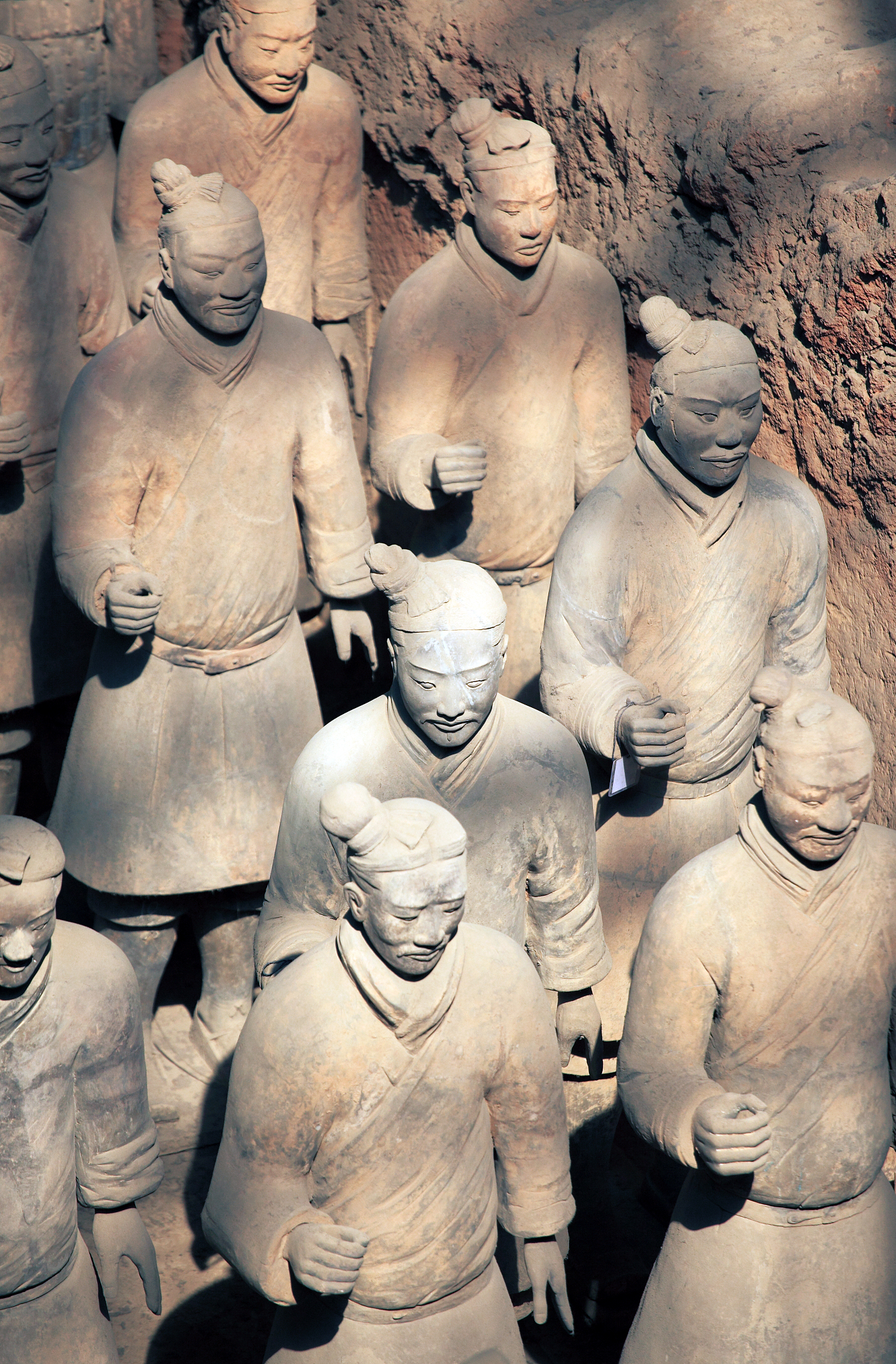 想写一个穿越到秦朝时期的故事能给我列一个大纲吗