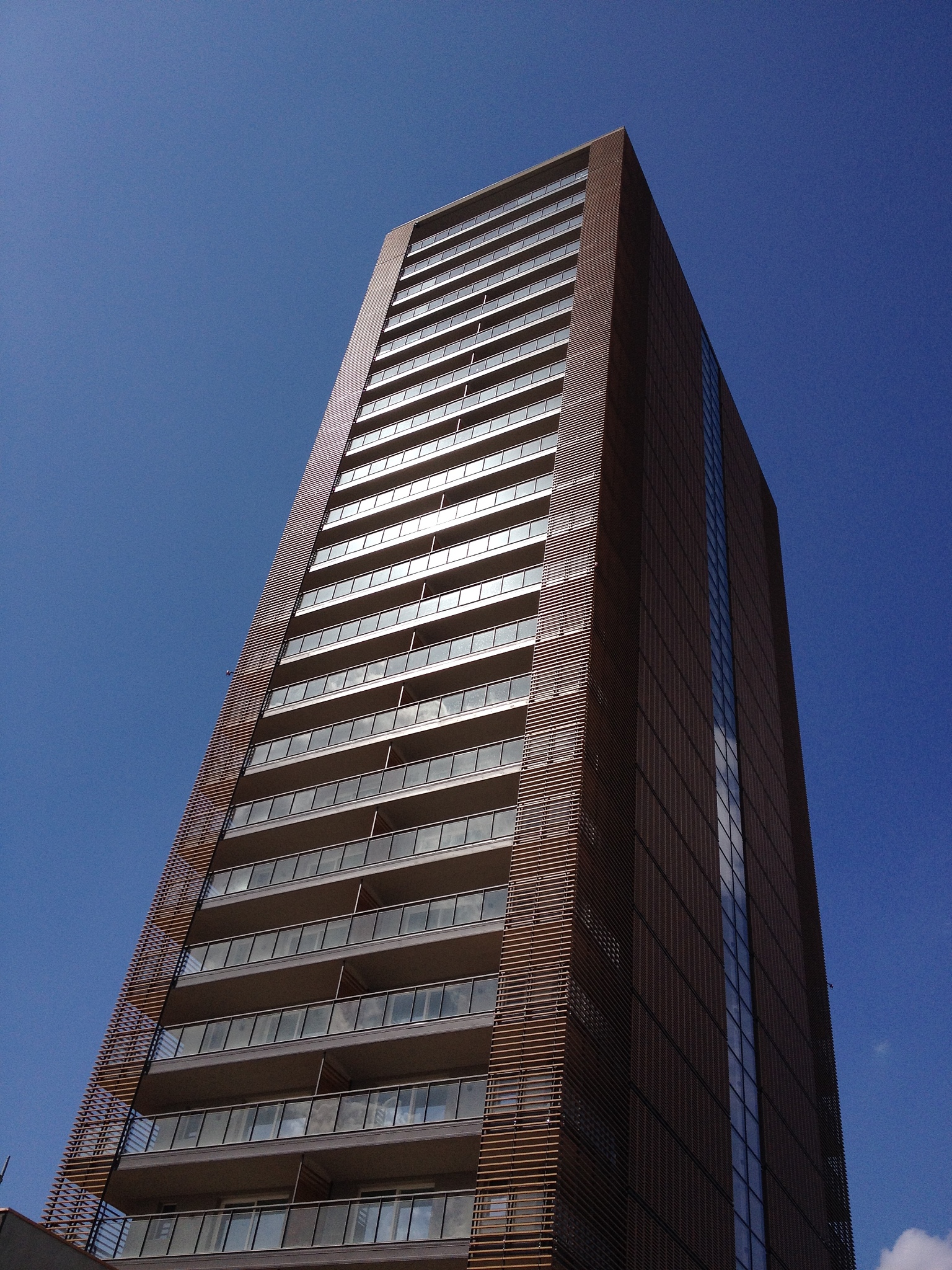 阐述超高层建筑项目效益按照如下目录展开：1超高层建筑项目效益概念；2超高层建筑项目效益维度；3超高层建筑项目效益评价2000字