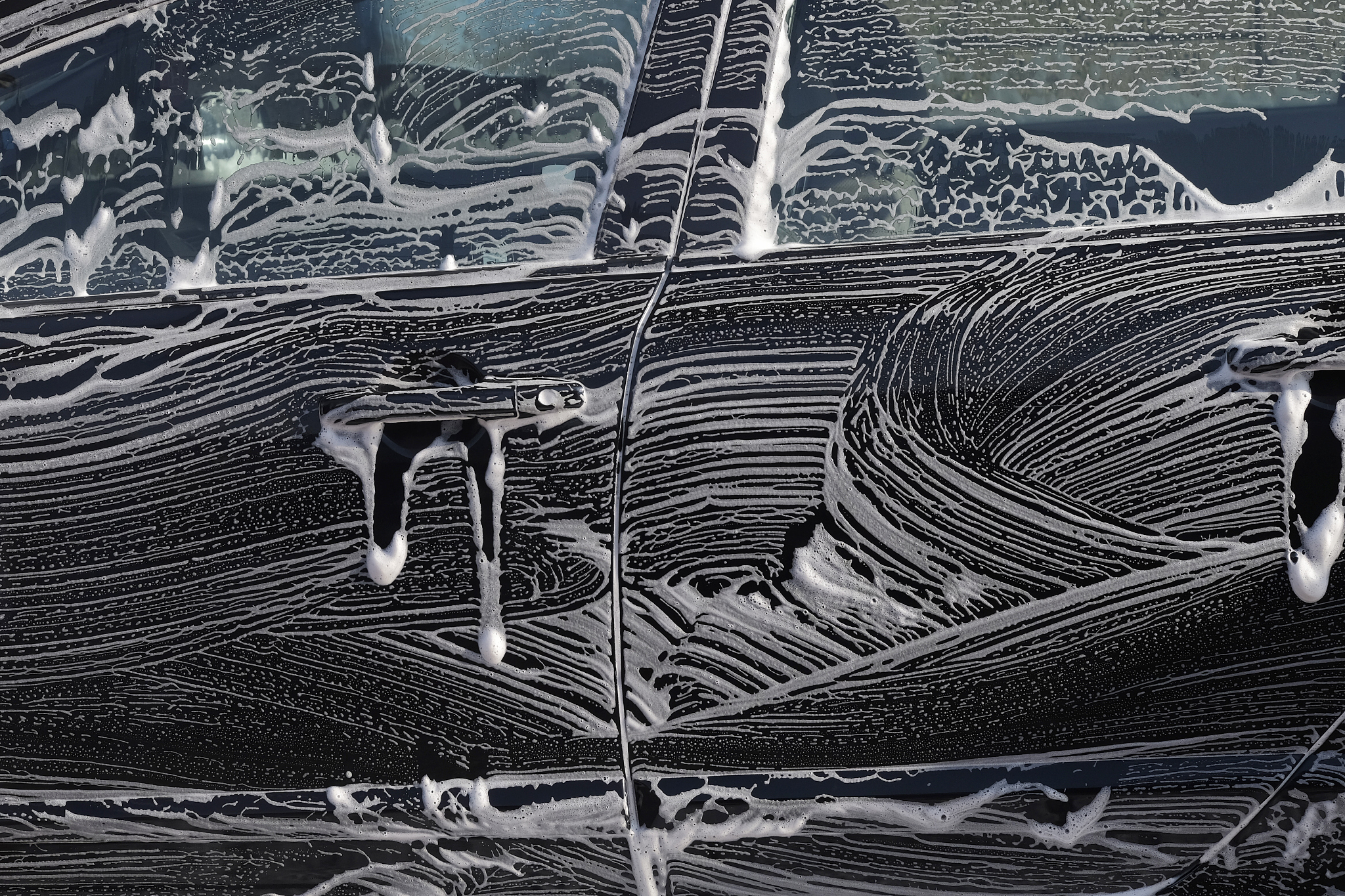 翻译：重彩山水画中的黑、白并不仅仅是指黑和白两种颜色也包括了画面整体中明度极深和极浅的颜色形成了一个互相映衬的共生体画面中黑白关系布置的是否得当对于画面的节奏而言具有重要意义。该作品中黑色填充了几乎所有画面的空白之处来衬托出主要刻画的的房屋船舶等并在整体是暗色的一些画面中大面积使用了黑色作为衬托增强对比度。其他的一些元素如树叶、电线杆等也都作为黑色来衬托视觉中心从而进一步丰富画面。合并画面中的黑白