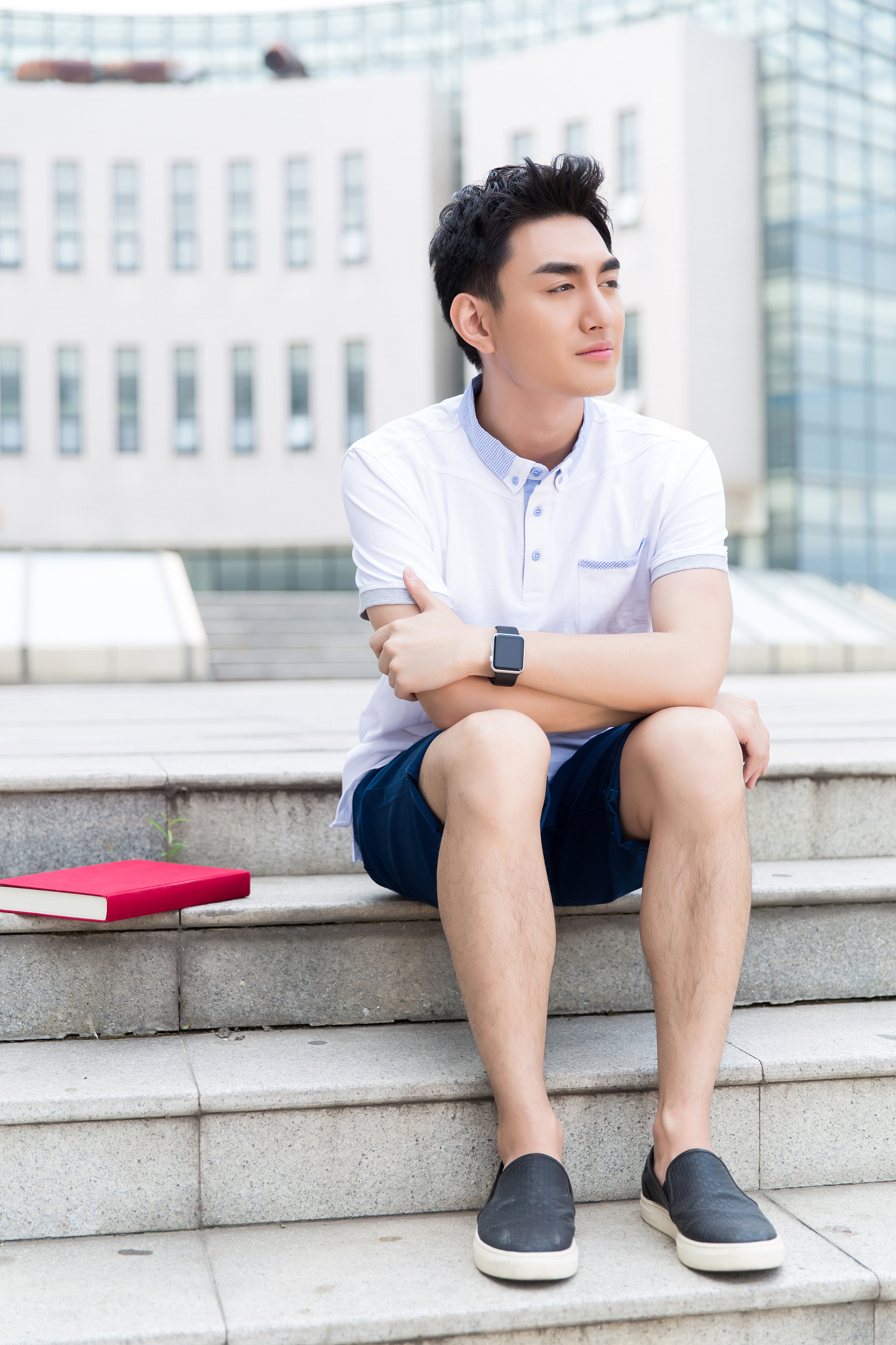 男生坐在教学楼的楼梯上