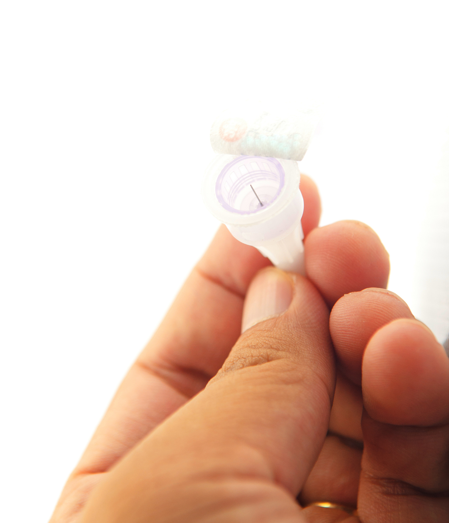 对以下内容进行润色：钙、磷为人体重要元素参与机体代谢功能促进钙、磷吸收代谢十分重要护理人员按照主治医生的叮嘱使用临床药物对患者进行钙、磷含量的补充刺激患者骨细胞增生并定时对患者钙、磷指标进行检测根据检测结果进行实时调整；按照患者实际情况为患者制定适当有氧运动通过运动在一定程度上降低患者胰岛素水平可以使用二甲双胍药物让患者内服使用提高患者外周组织对胰岛素的敏感性有效降低患者血糖水平缓解临床症状、保护