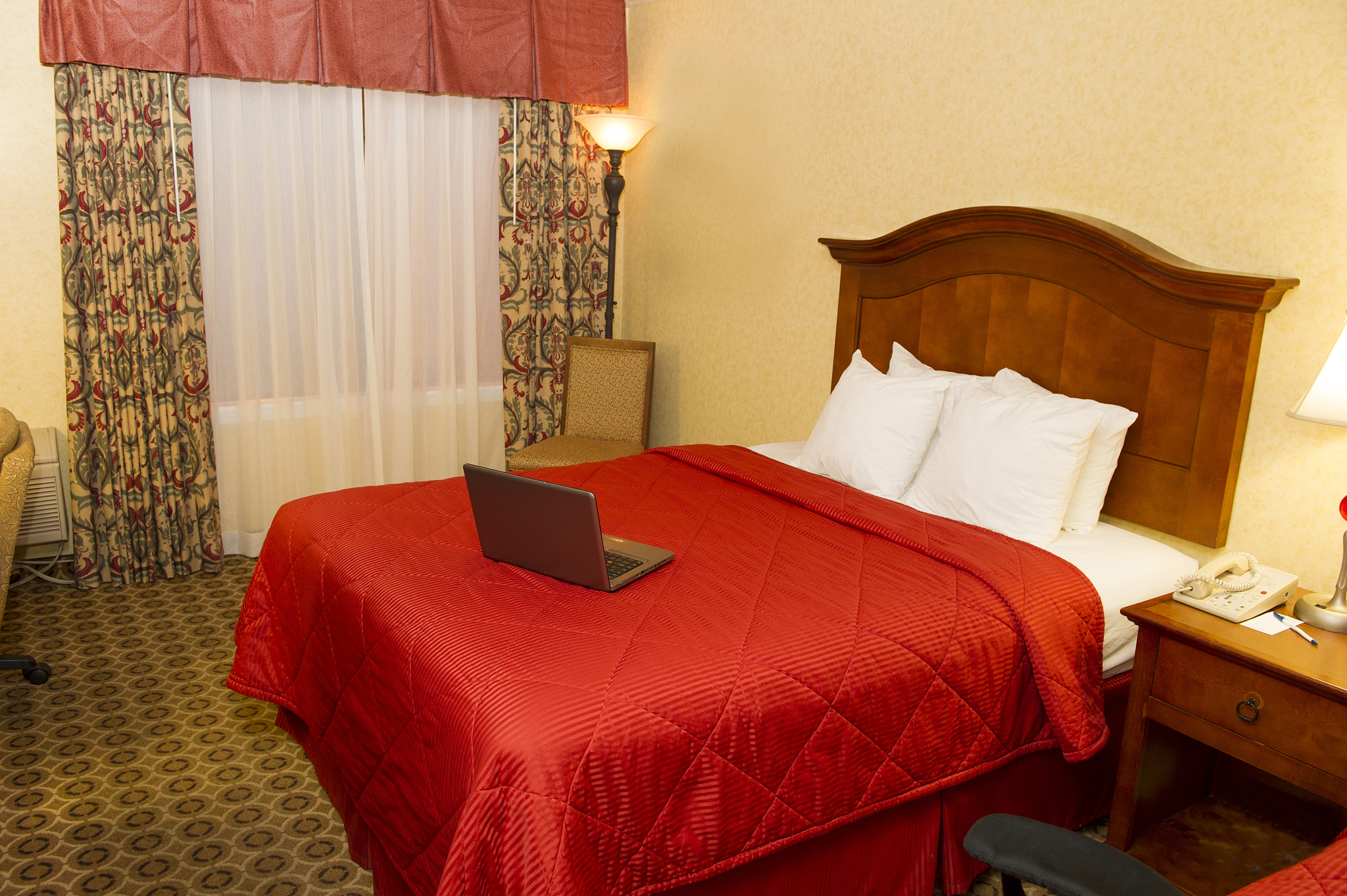 将一下酒店直播间话术优化到200字：主打的是xxx