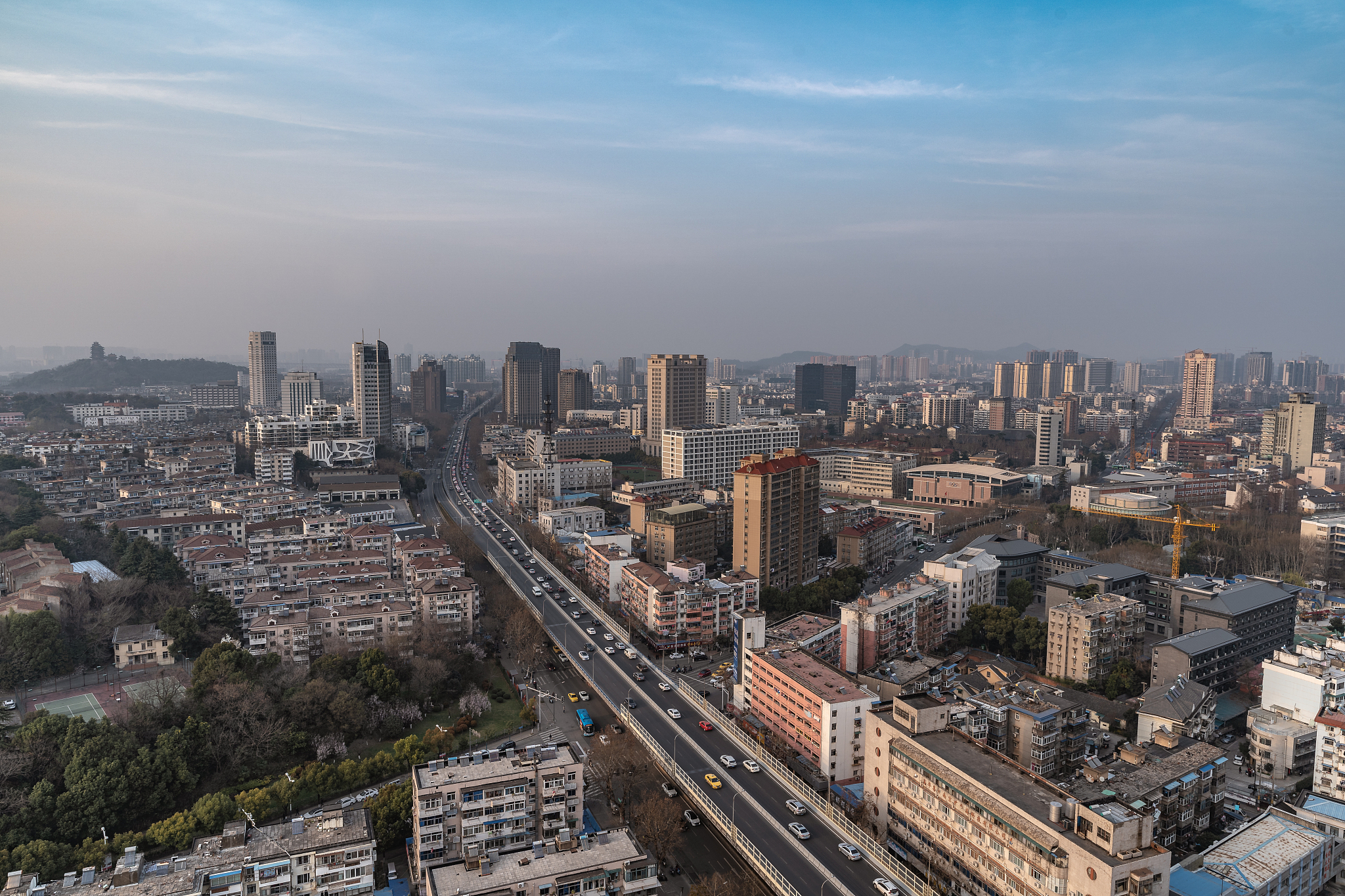 车流穿梭的南京虎踞北路